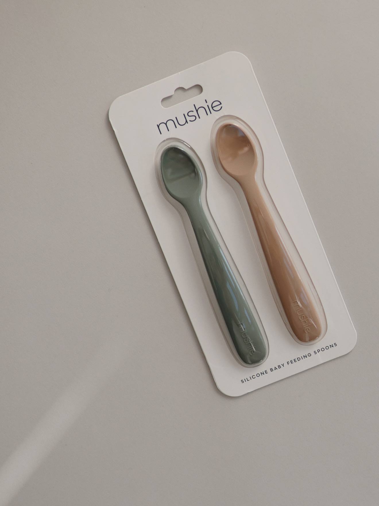 Lot de 2 cuillères 1er âge en silicone beige + vert (Mushie) - Image 1