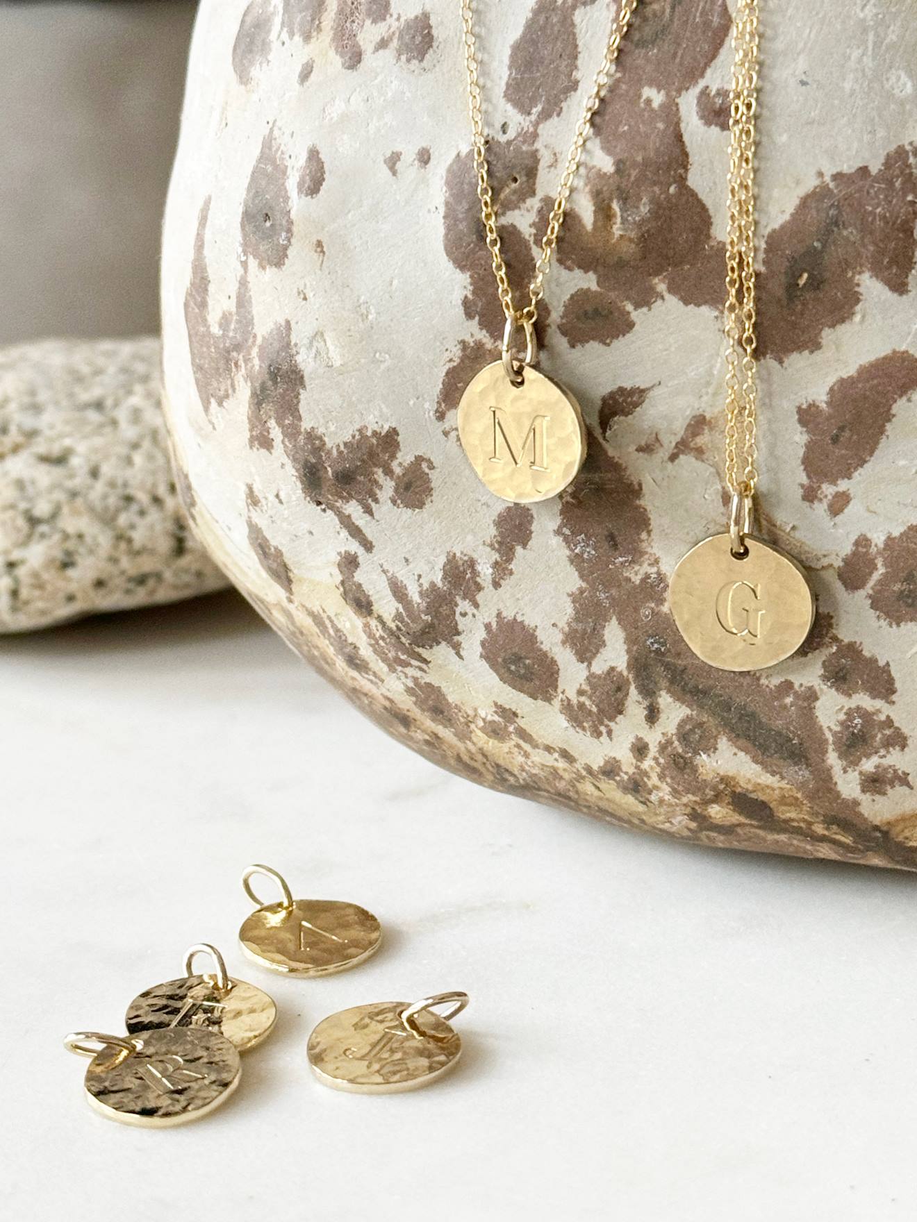 Médaille initiale, bijou doré à l'or fin Envie de fraise x Un de ces Quatre or