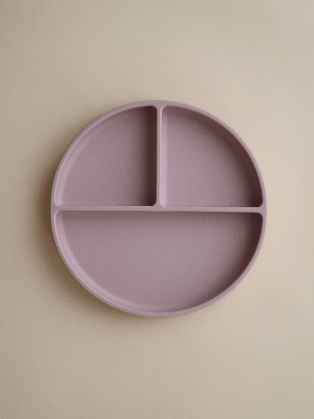 Assiette compartimentée MUSHIE en silicone rose blush