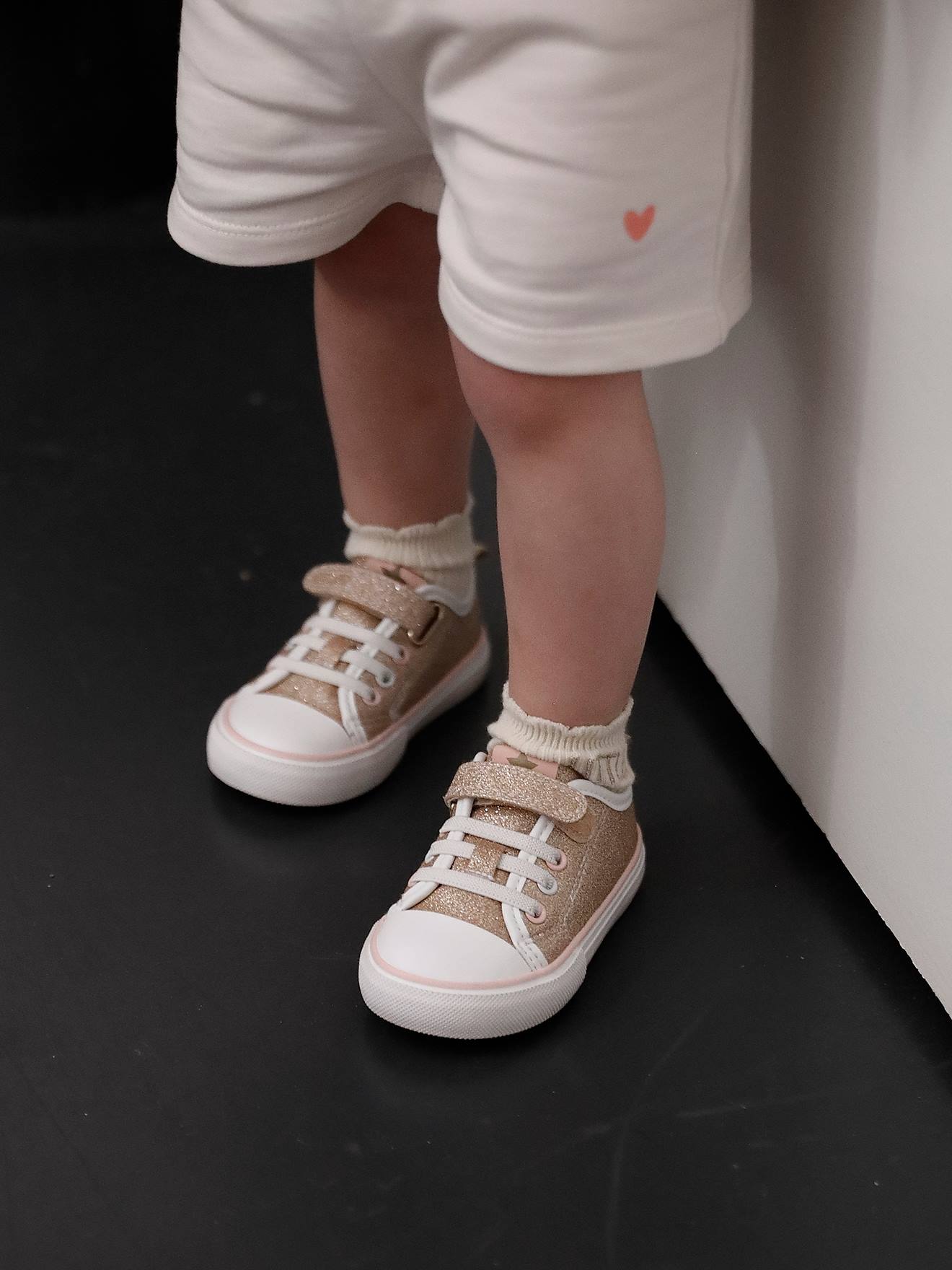 Baskets bébé fille synthétique lacets élastiqués et scratch or