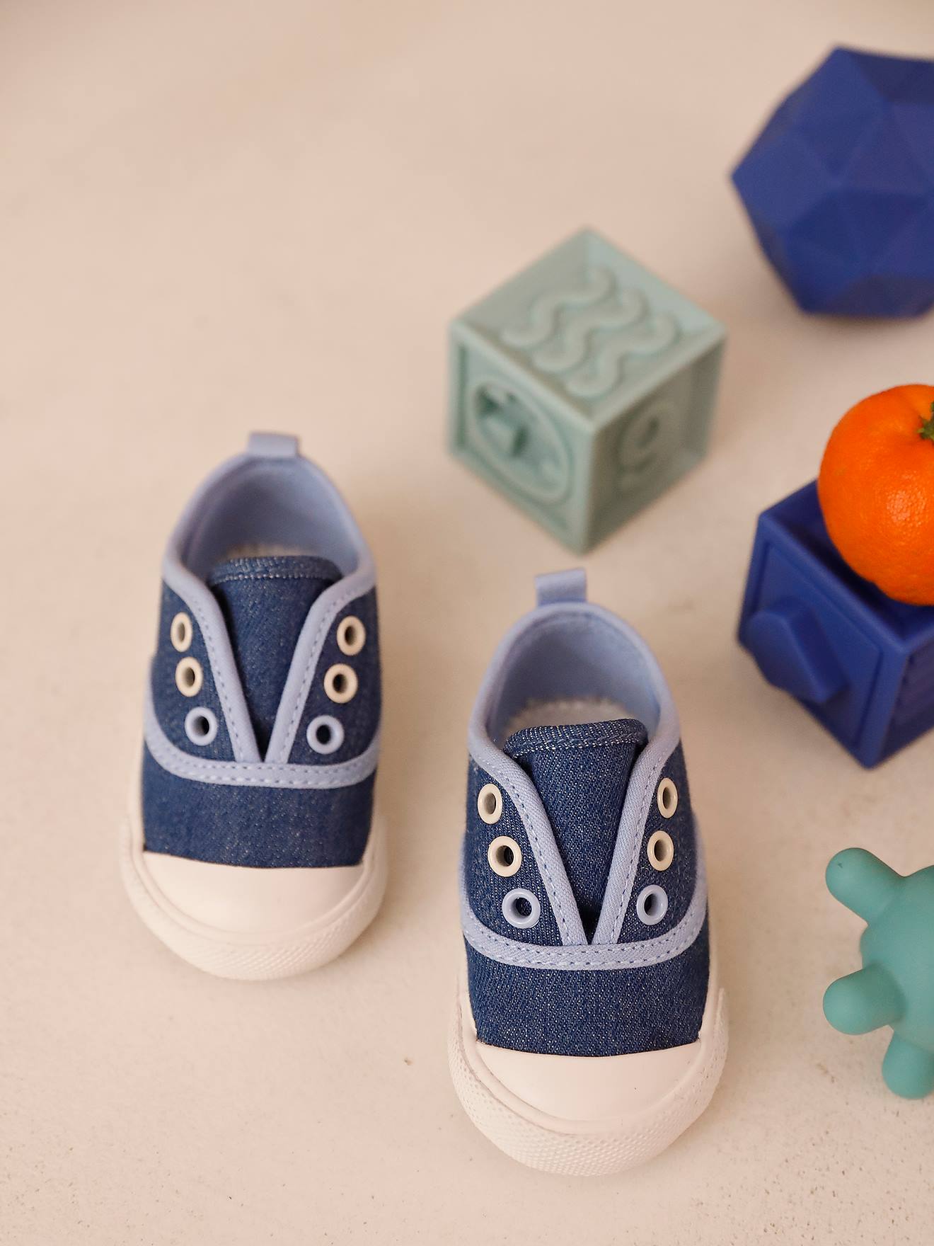 Baskets en toile bébé bleu chambray