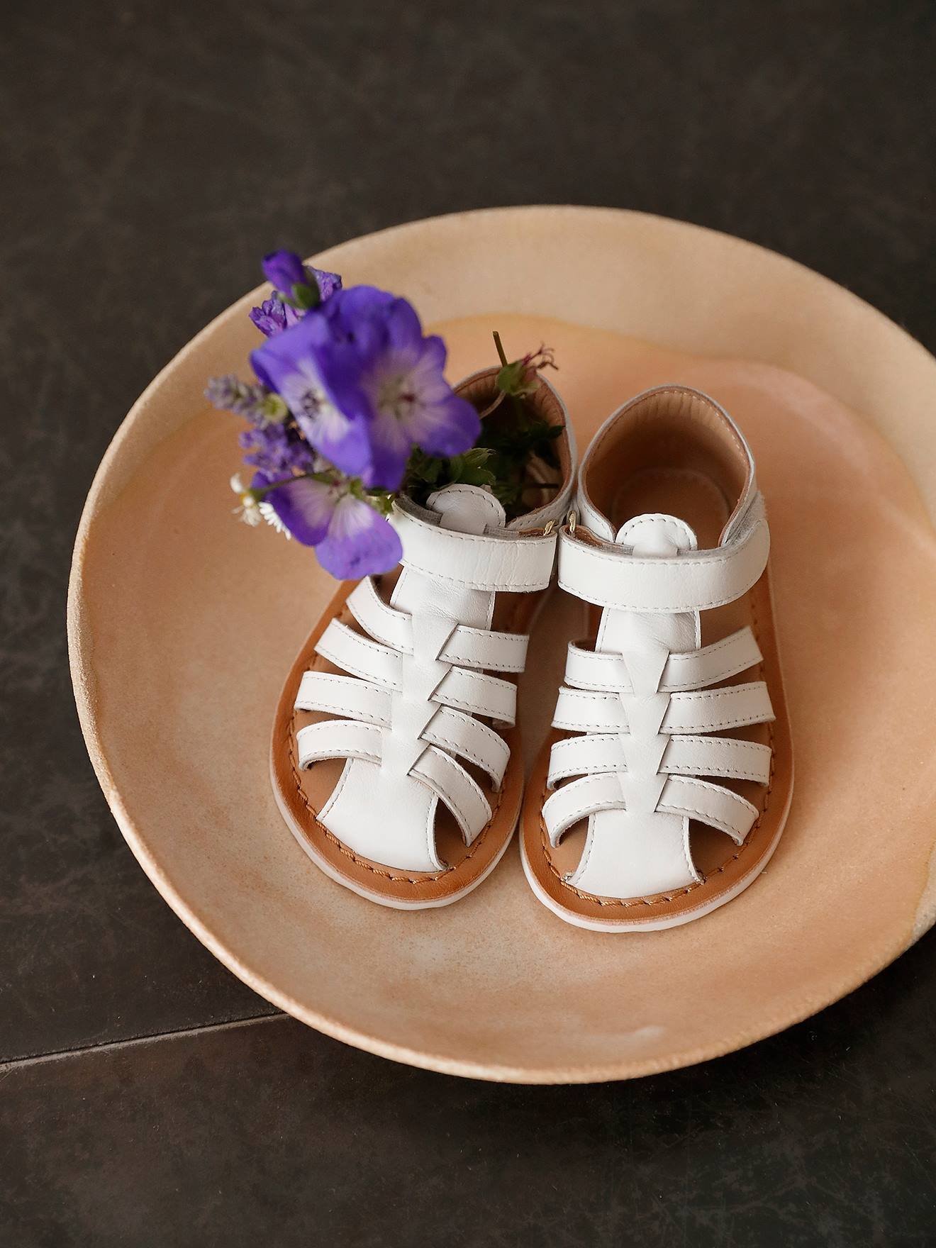 Sandales scratchées cuir bébé bout fermé blanc