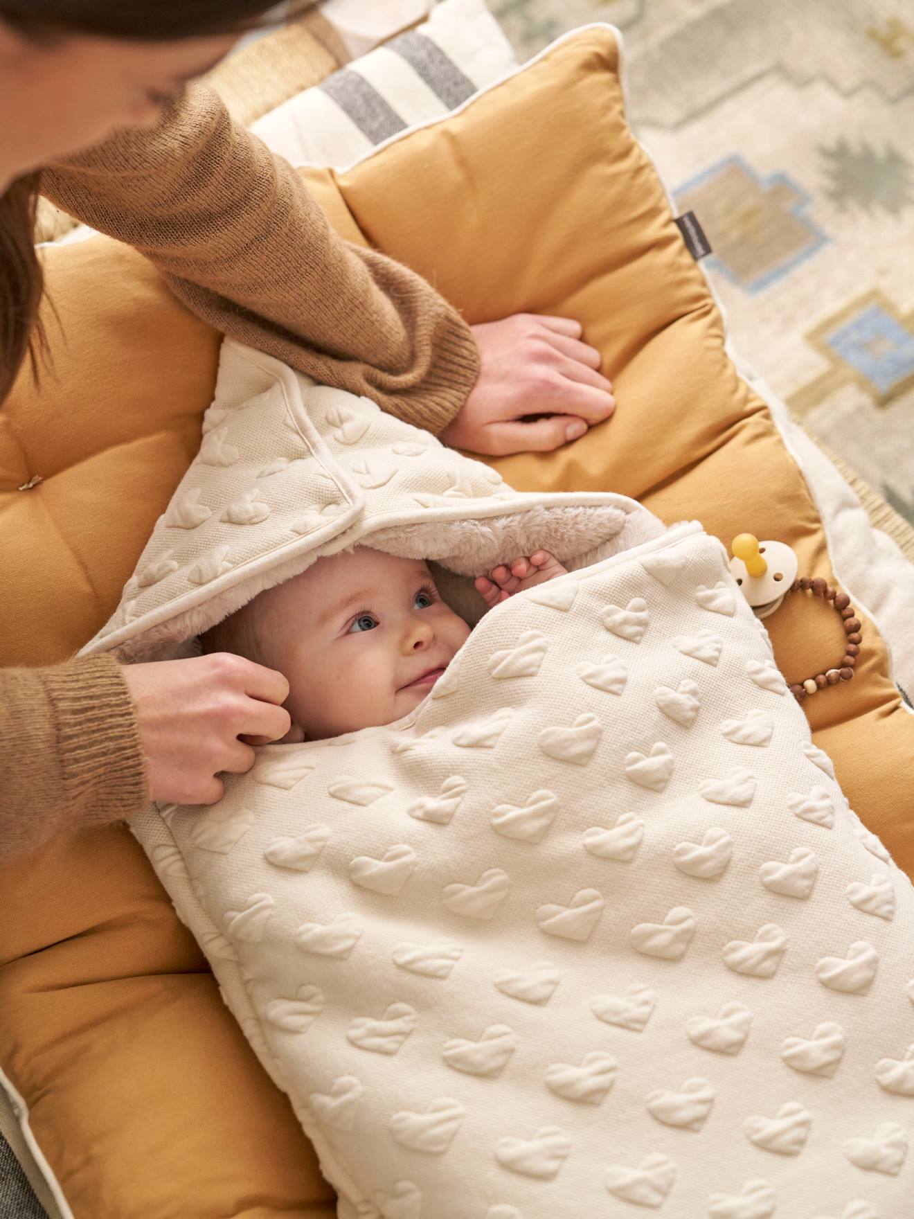 Nid d'ange motif coeur en jacquard beige