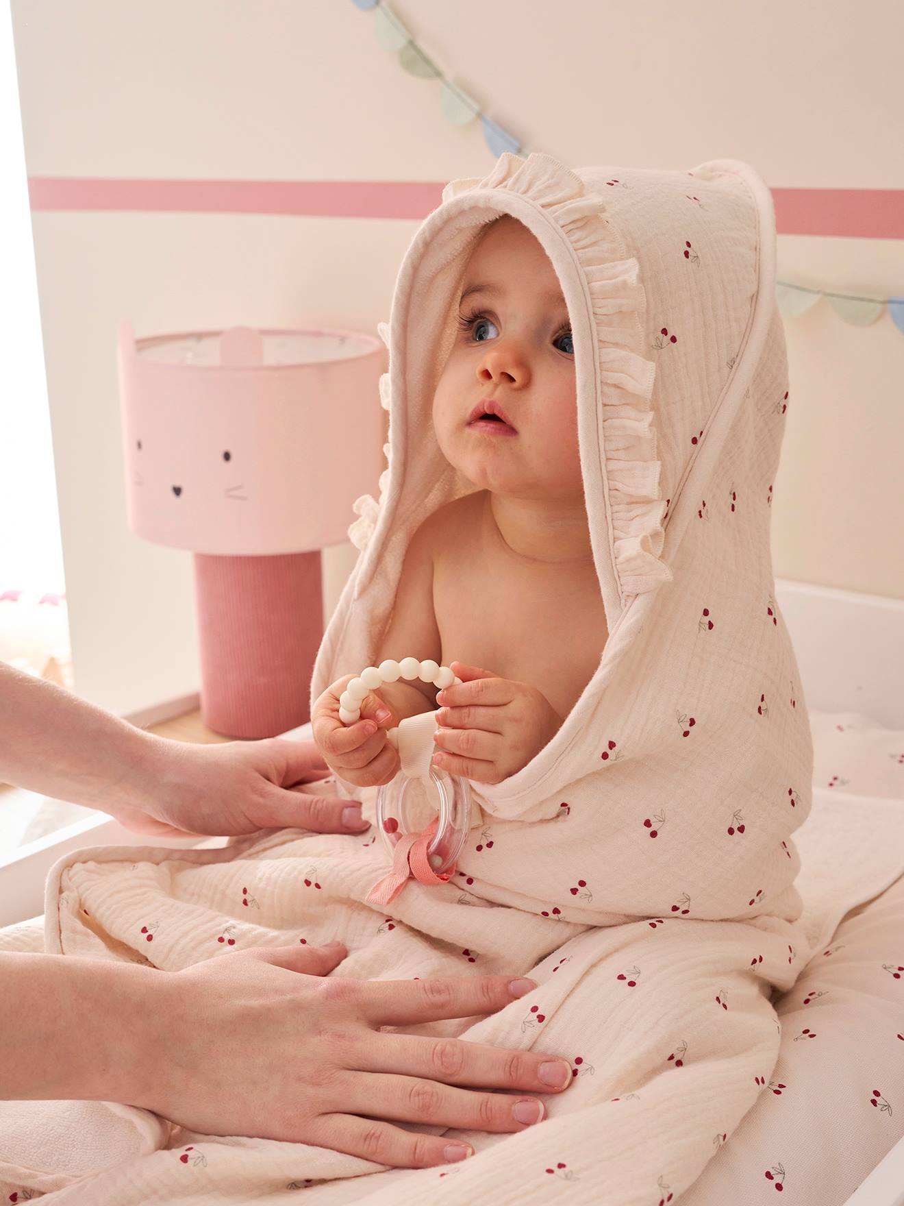 Cape de bain gaze de coton personnalisable + gant de toilette CHERRY beige imprimé (Vertbaudet) - Image 1