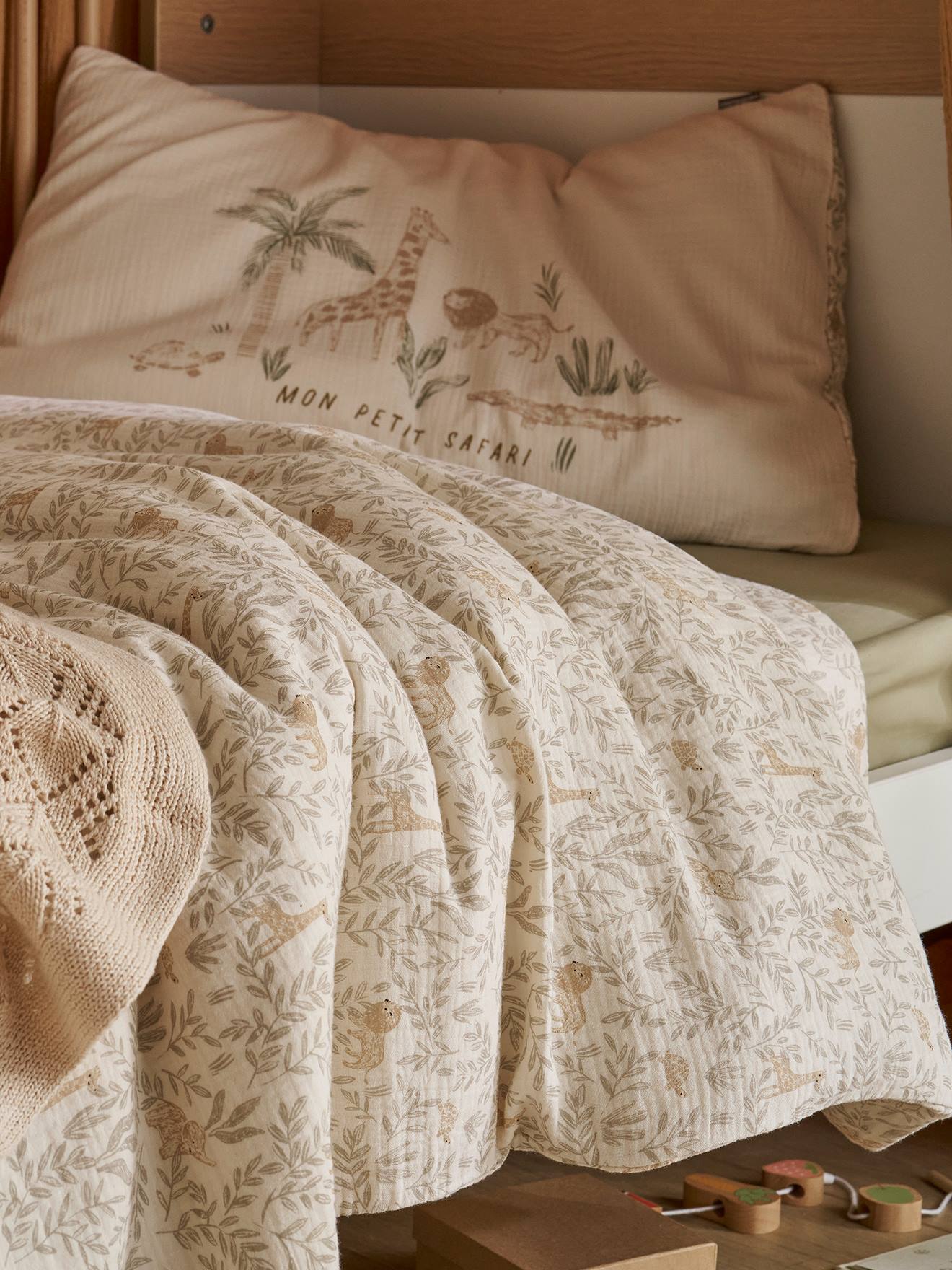 Parure housse de couette et taie d'oreiller bébé CHERRY beige imprimé Parure housse de couette et taie d'oreiller bébé CHERRY beige imprimé