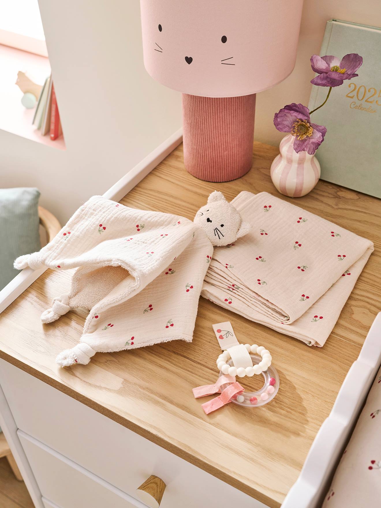 Coffret doudou personnalisable + anneaux de dentition + lange avec mallette CHERRY rouge (Vertbaudet) - Image 3