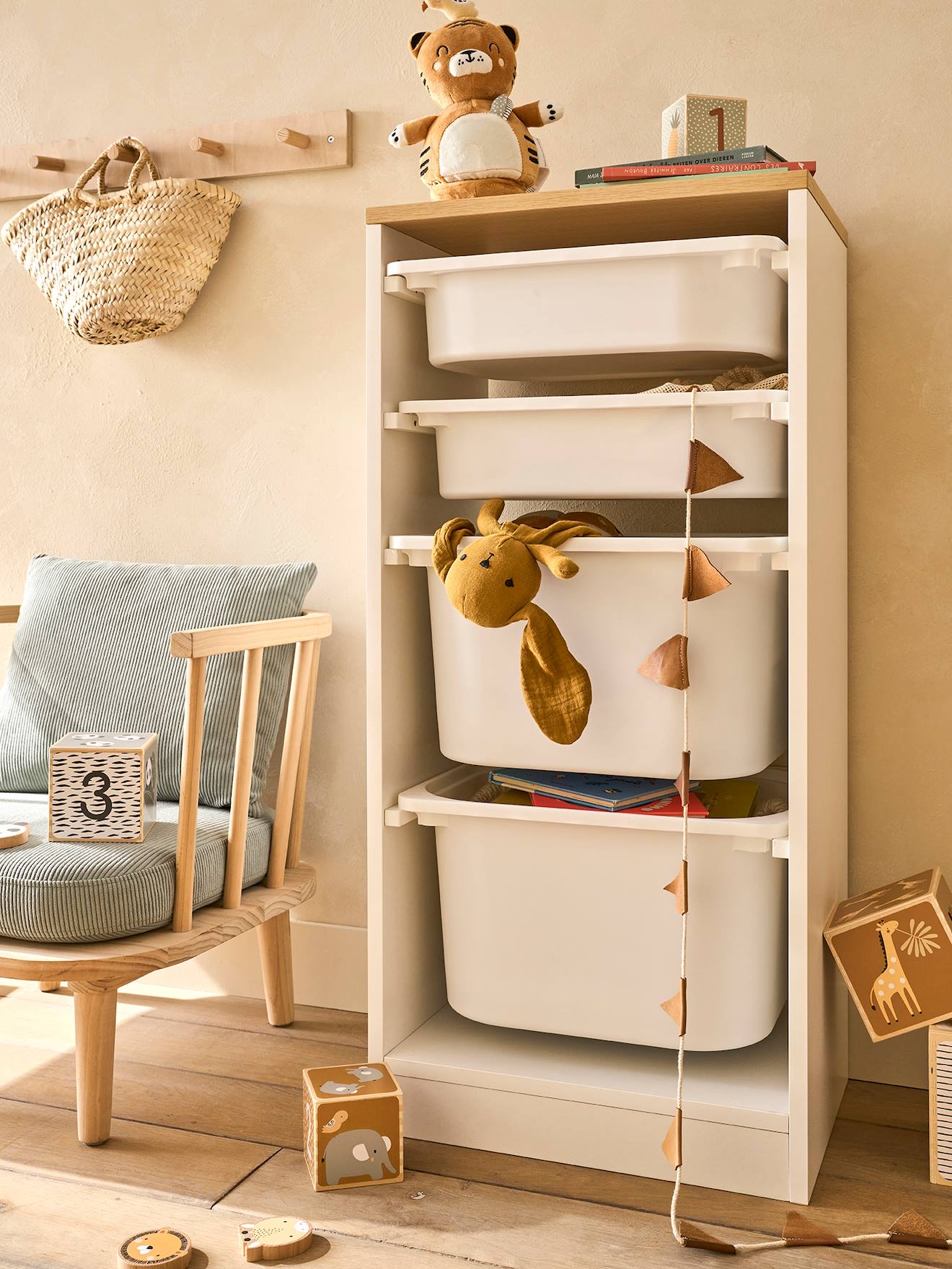 Meuble de rangement vertical avec bacs plastique blanc
