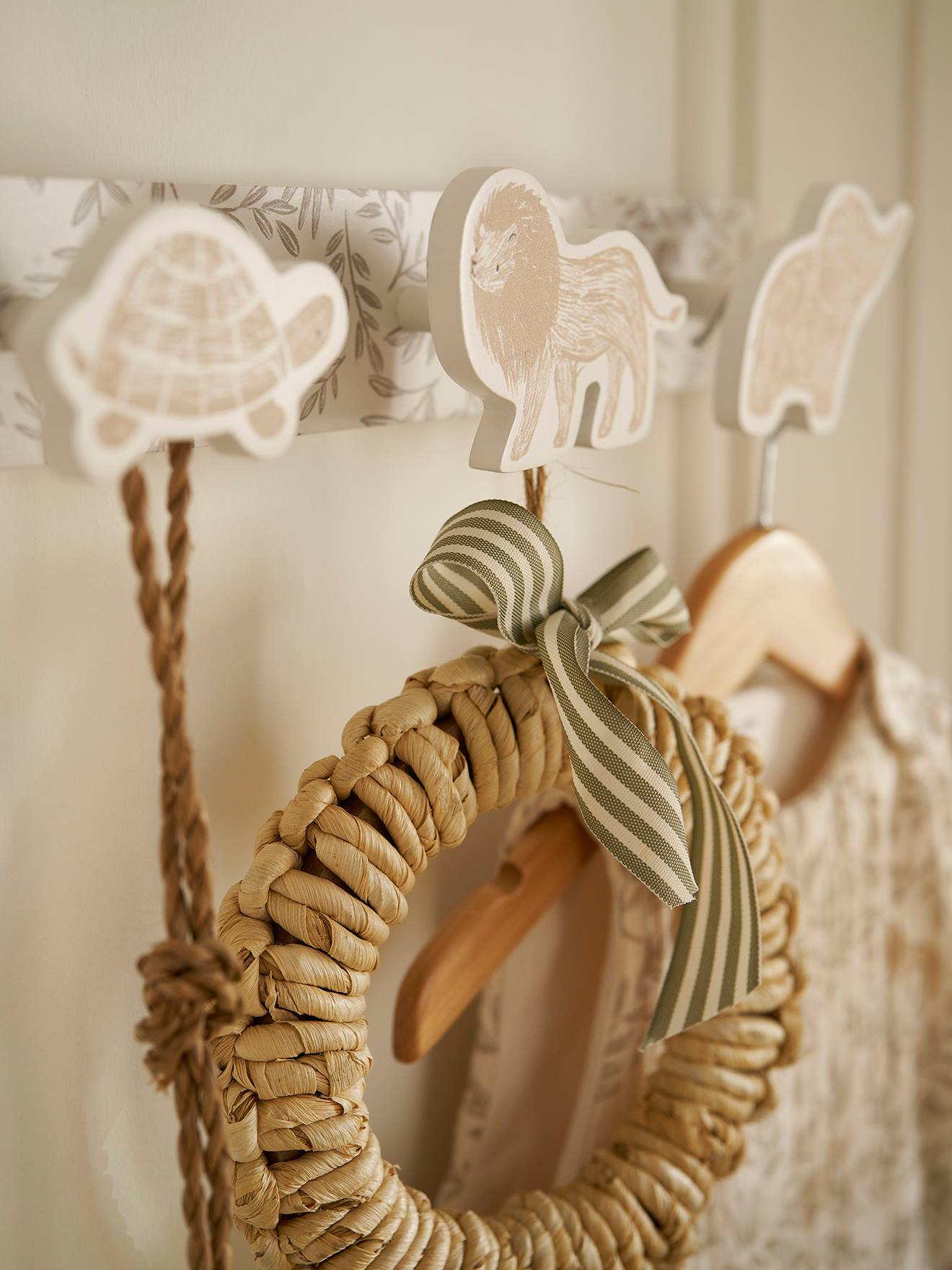 Patère 4 animaux BABYLON beige imprimé (Vertbaudet) - Image 1