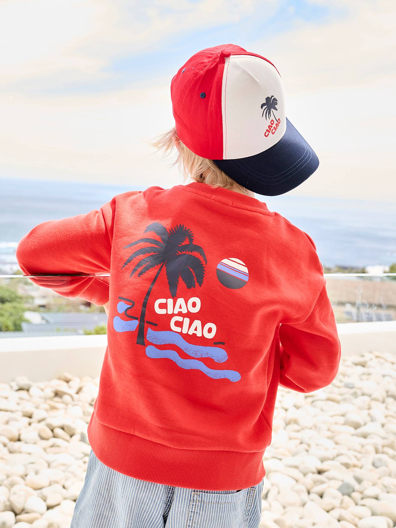 Sweat motif vacances au dos garçon rouge