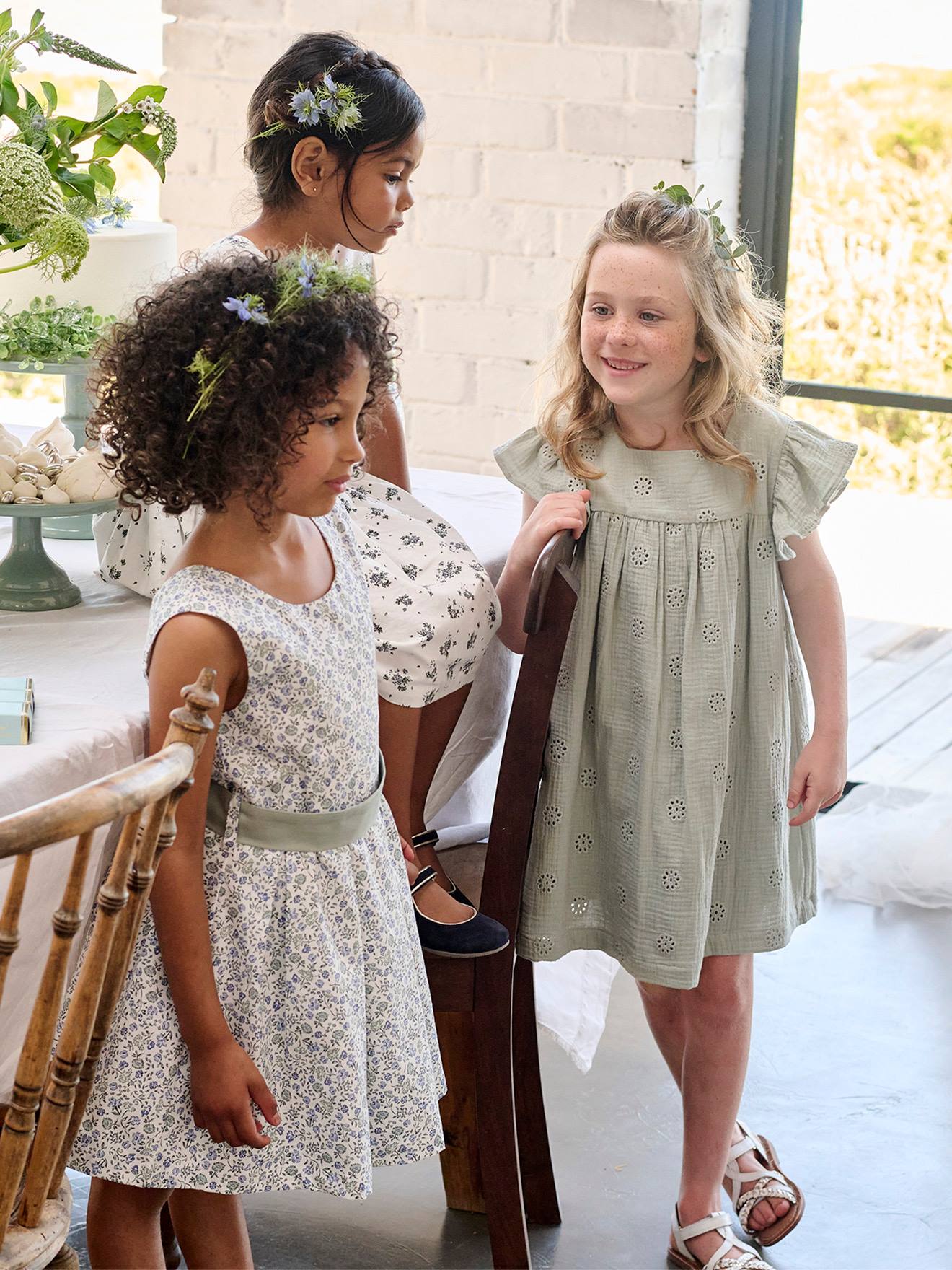 Robe fille gaze de coton brodée fleurs vert sauge