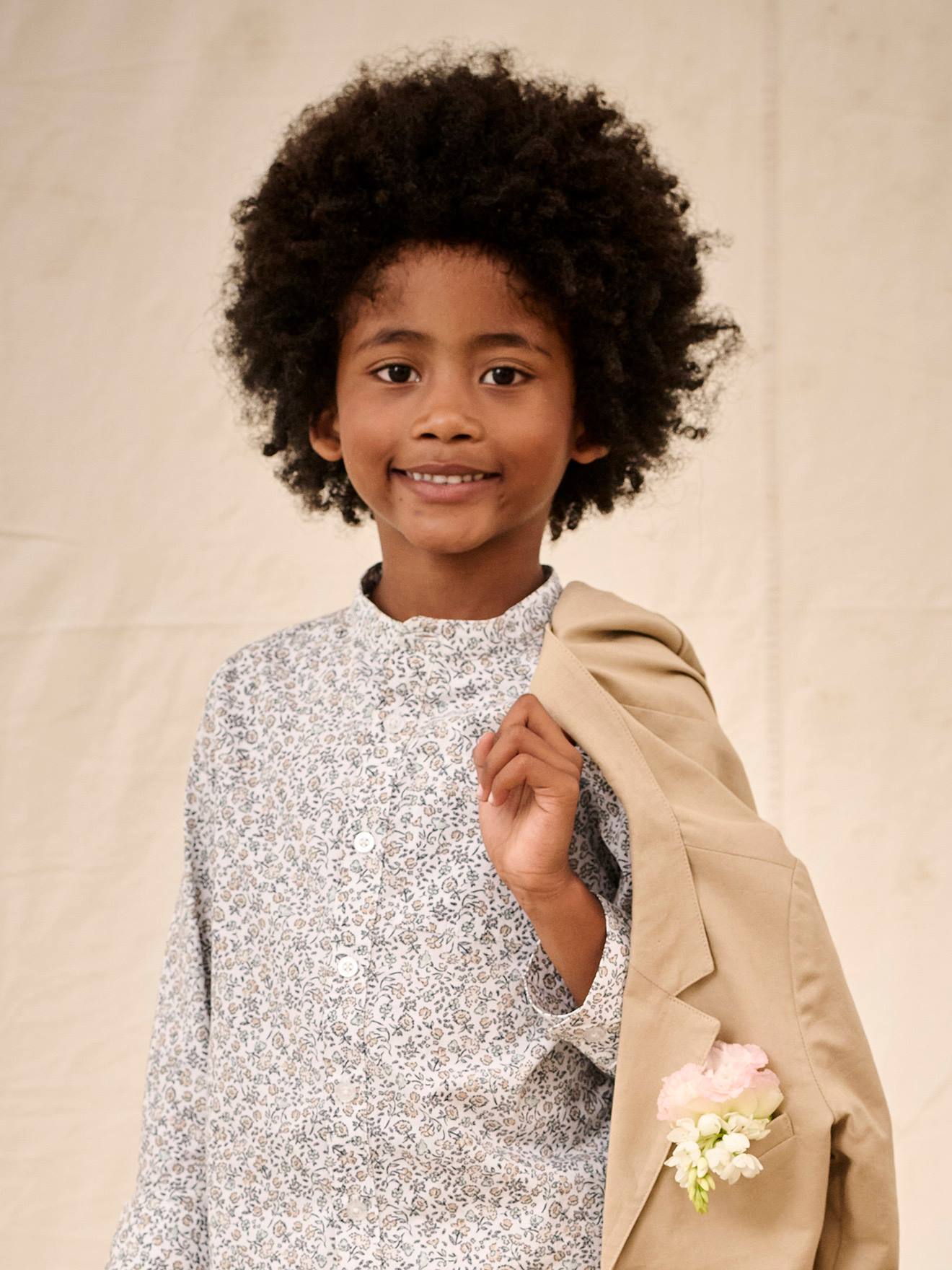 Chemise fleurie à col Mao garçon beige imprimé