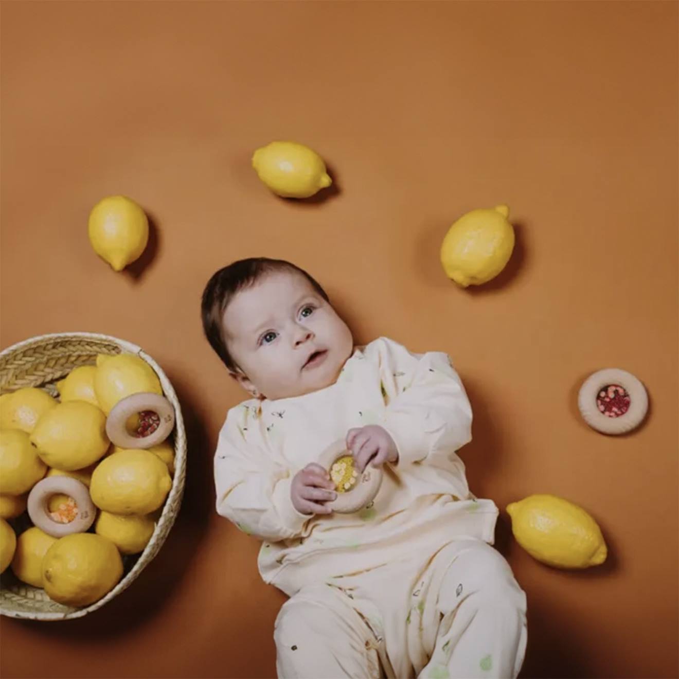 Hochet Sensoriel Donut Fruits Jaune (Petit Boum) - Image 1