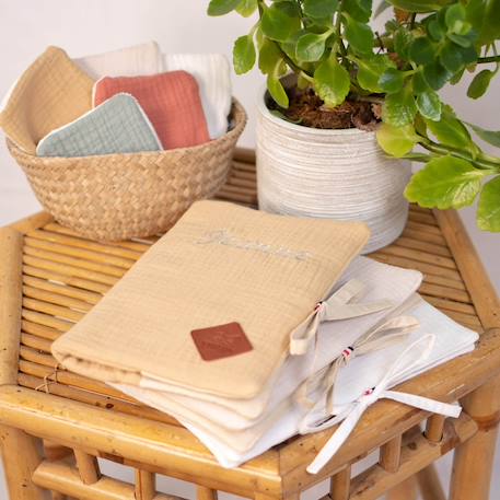 Protège carnet de santé en gaze de coton jeanne Beige+Blanc+Blanc à pois or+Bleu+Camel+Écru+Gris clair+Terracotta+Vert de gris+Vieux rose 25 - vertbaudet enfant 