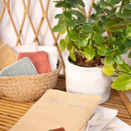 Protège carnet de santé en gaze de coton jeanne Beige+Blanc+Blanc à pois or+Bleu+Camel+Écru+Gris clair+Terracotta+Vert de gris+Vieux rose 4 - vertbaudet enfant 