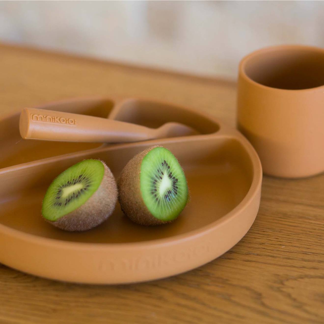 Coffret Repas Comme Un Grand Assiette Cuillère Bavoir Vert Amande (Minikoioi) - Image 2