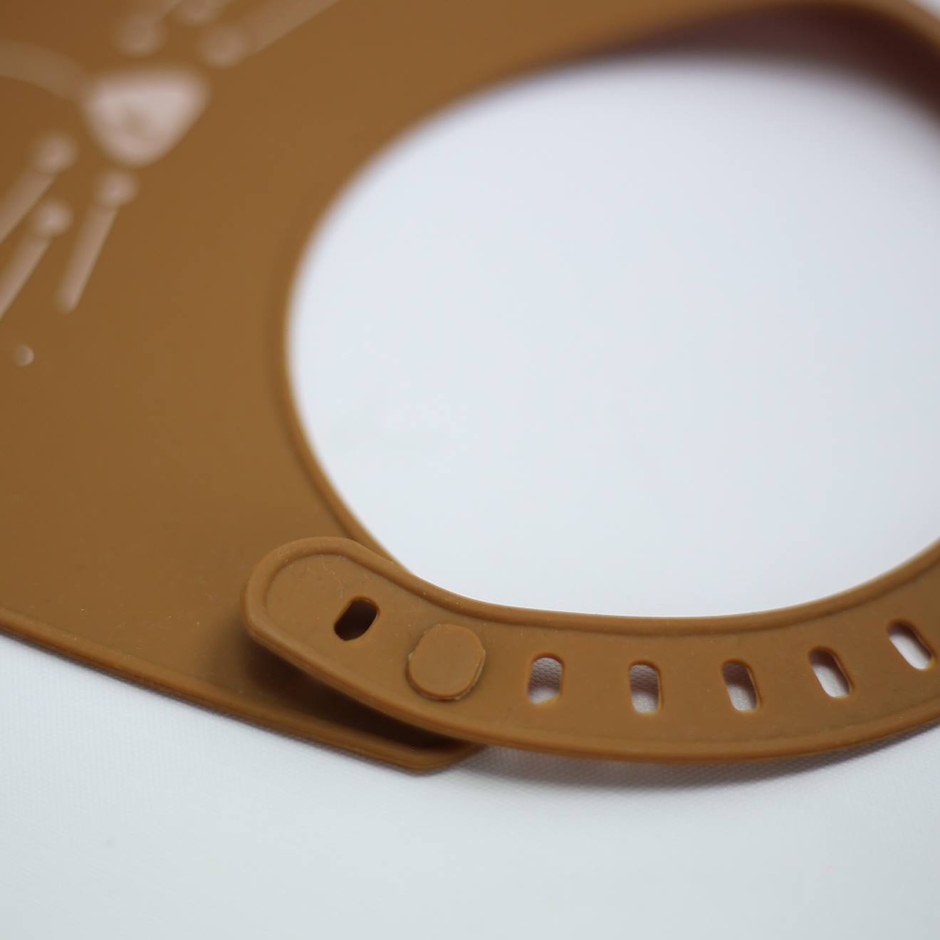 Bavoir Silicone Récupérateur Pour Bébé Caramel (Trois Kilos Sept) - Image 1
