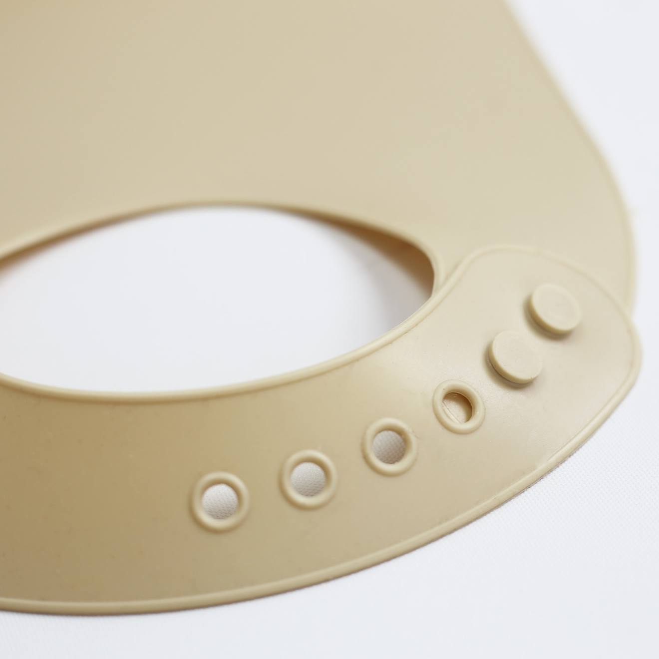 Bavoir Silicone Pour Bébé Ecru (Trois Kilos Sept) - Image 1