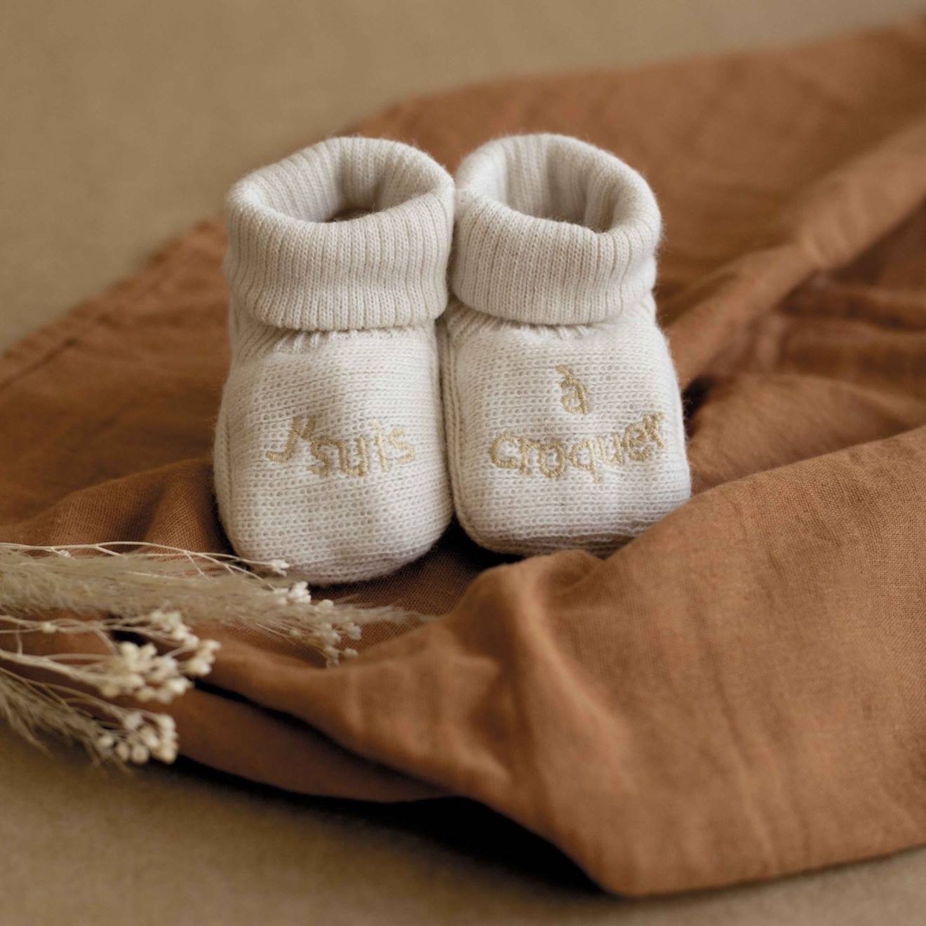 Chausson Bébé Avec Broderie Sable (Trois Kilos Sept) - Image 2