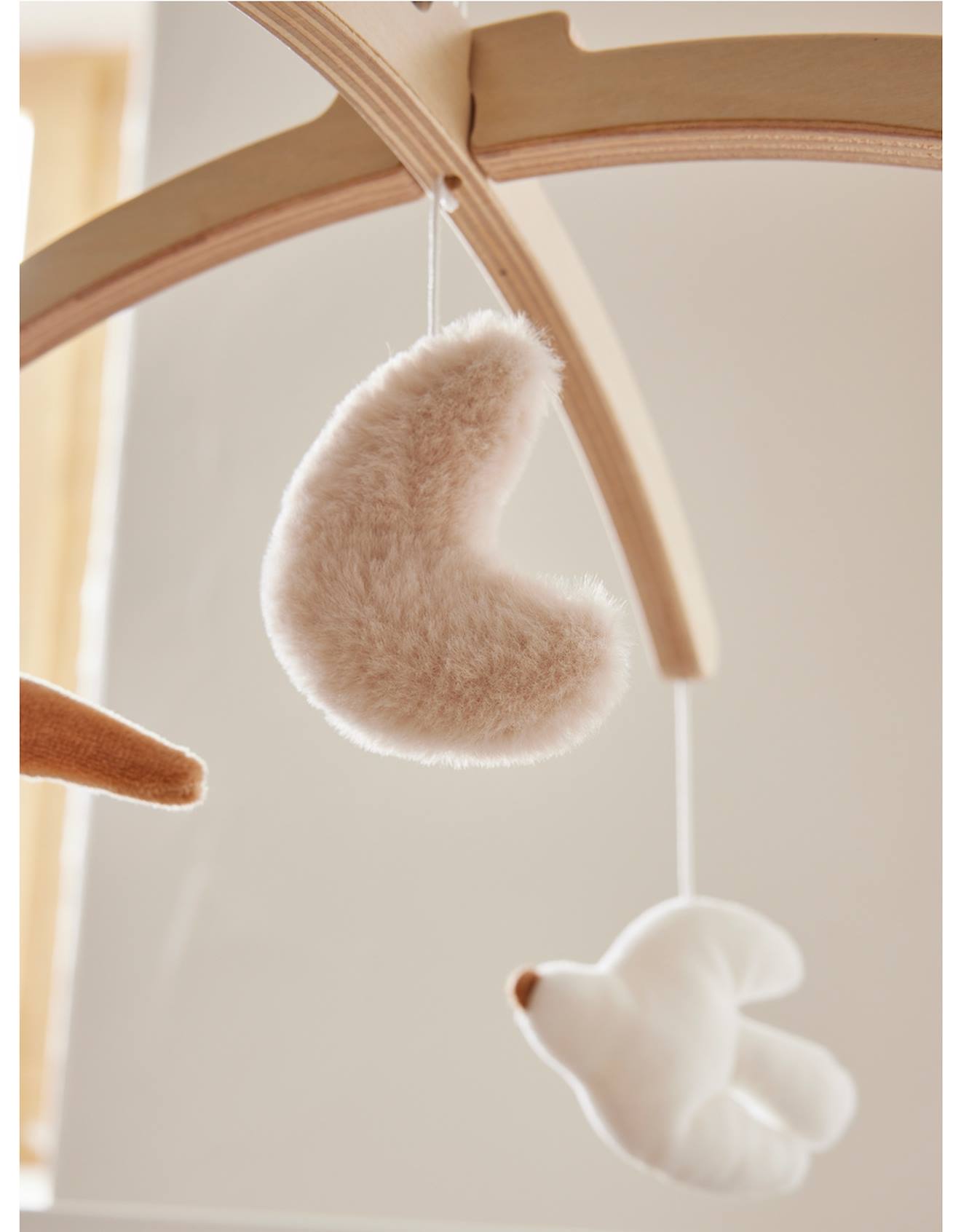 Mobile Musical Bras En Bois - Bali Moka & Snow Ecru (Noukie's) - Image 2