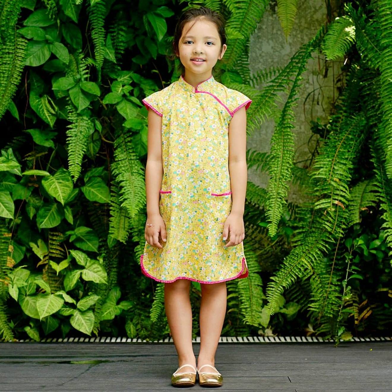 Robe Chinoise Fleurie Col Mao Annam Jaune Rose Fuchsia