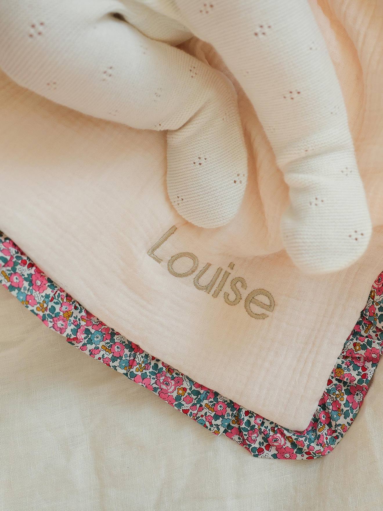 Couverture naissance personnalisable en gaze de coton bio et tissu Liberty ENVIE DE FRAISE rose pâle