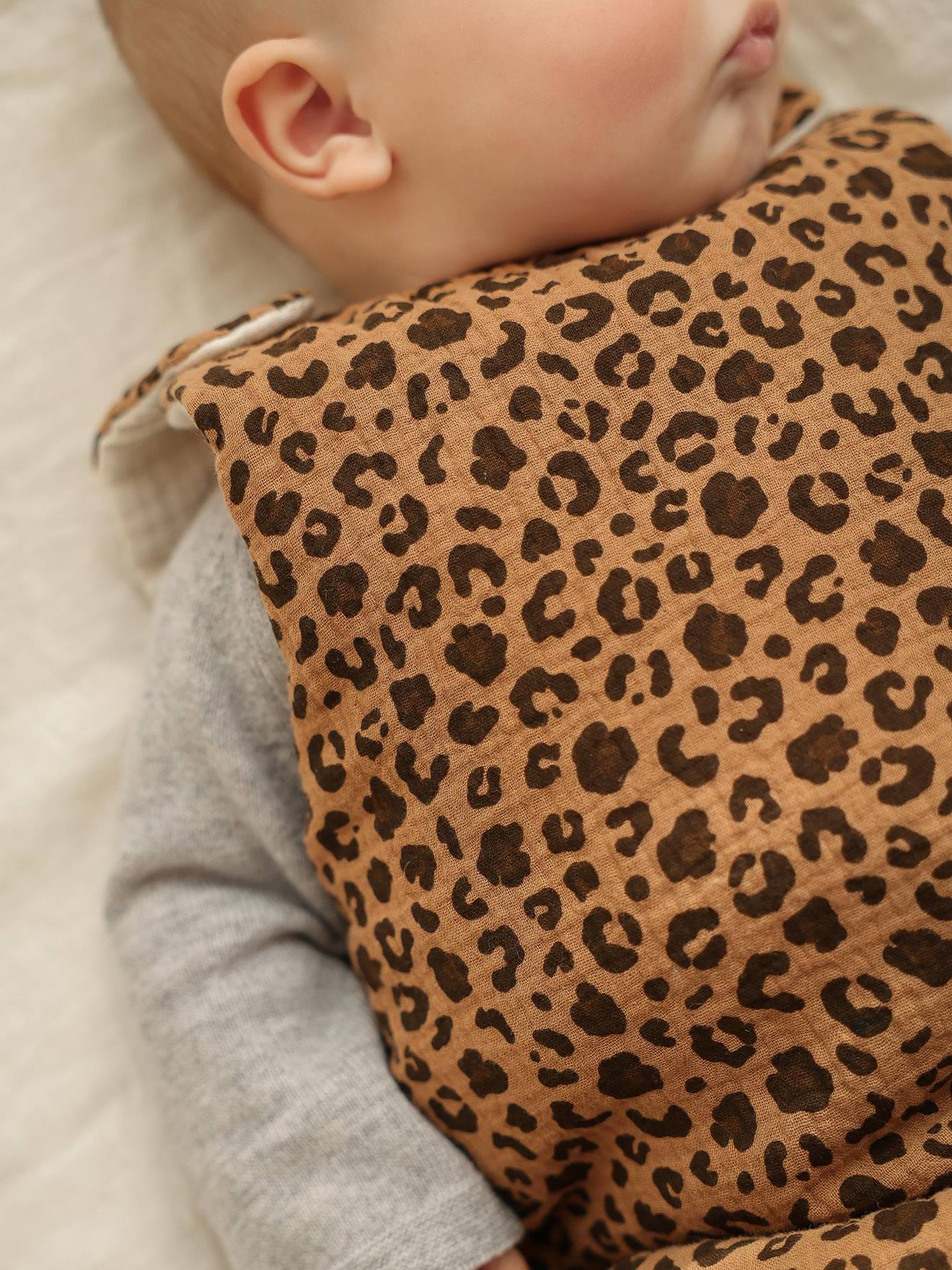 Gigoteuse été réversible en gaze de coton écru/léopard (Envie De Fraise) - Image 2