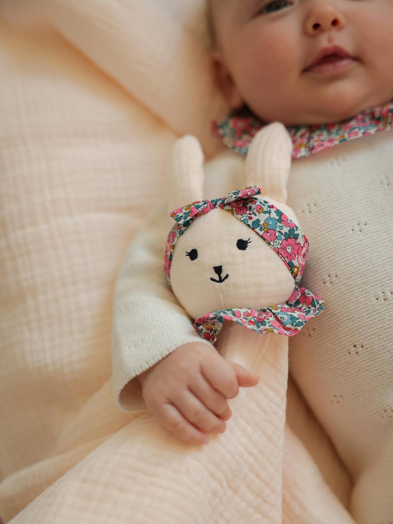 Doudou personnalisable en gaze de coton bio et tissu Liberty ENVIE DE FRAISE rose pâle