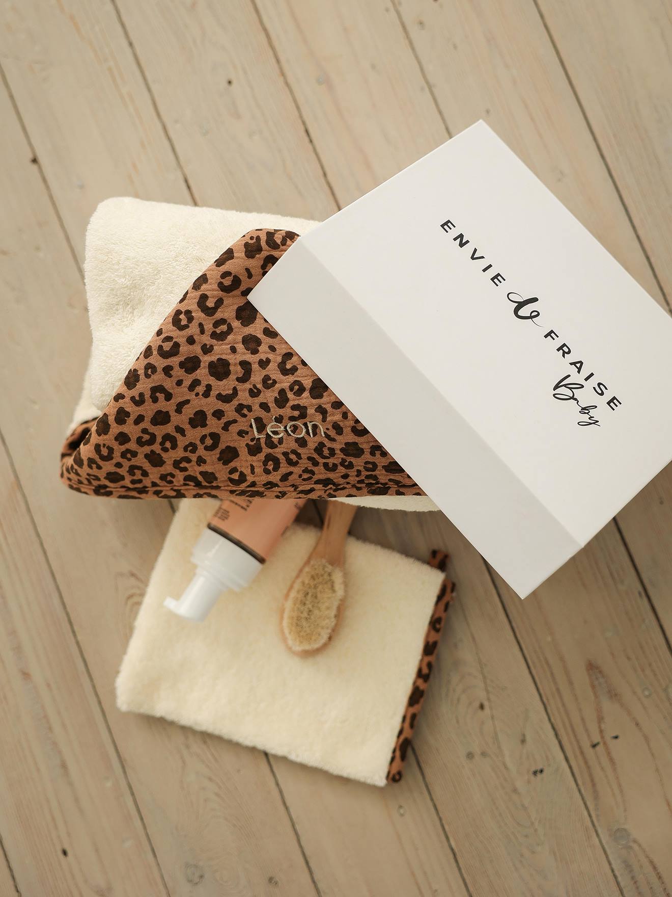Coffret cadeau cape de bain et gant de toilette personnalisable ENVIE DE FRAISE écru