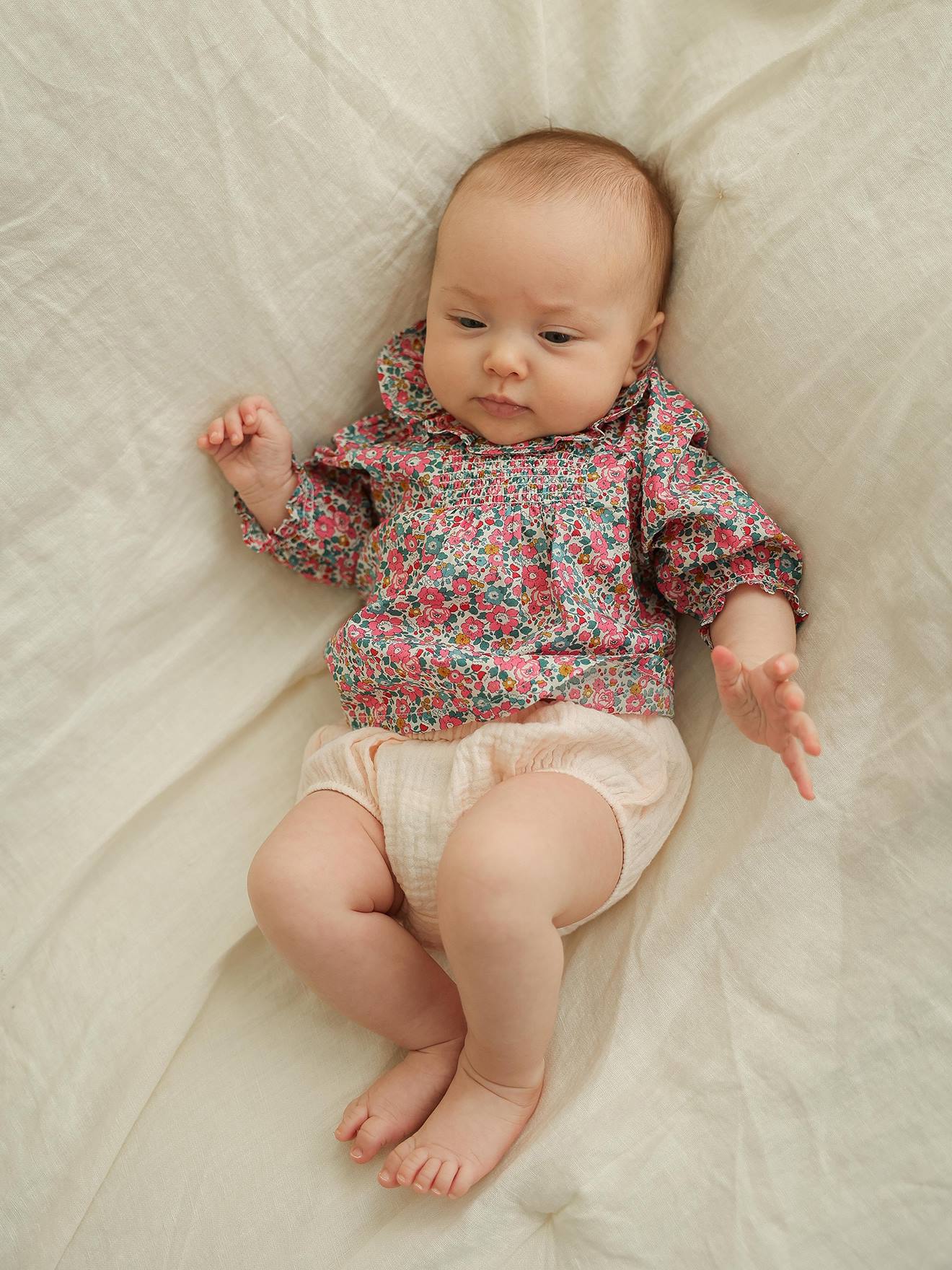 Ensemble naissance 2 pièces blouse tissu Liberty et bloomer écru (Envie De Fraise) - Image 2