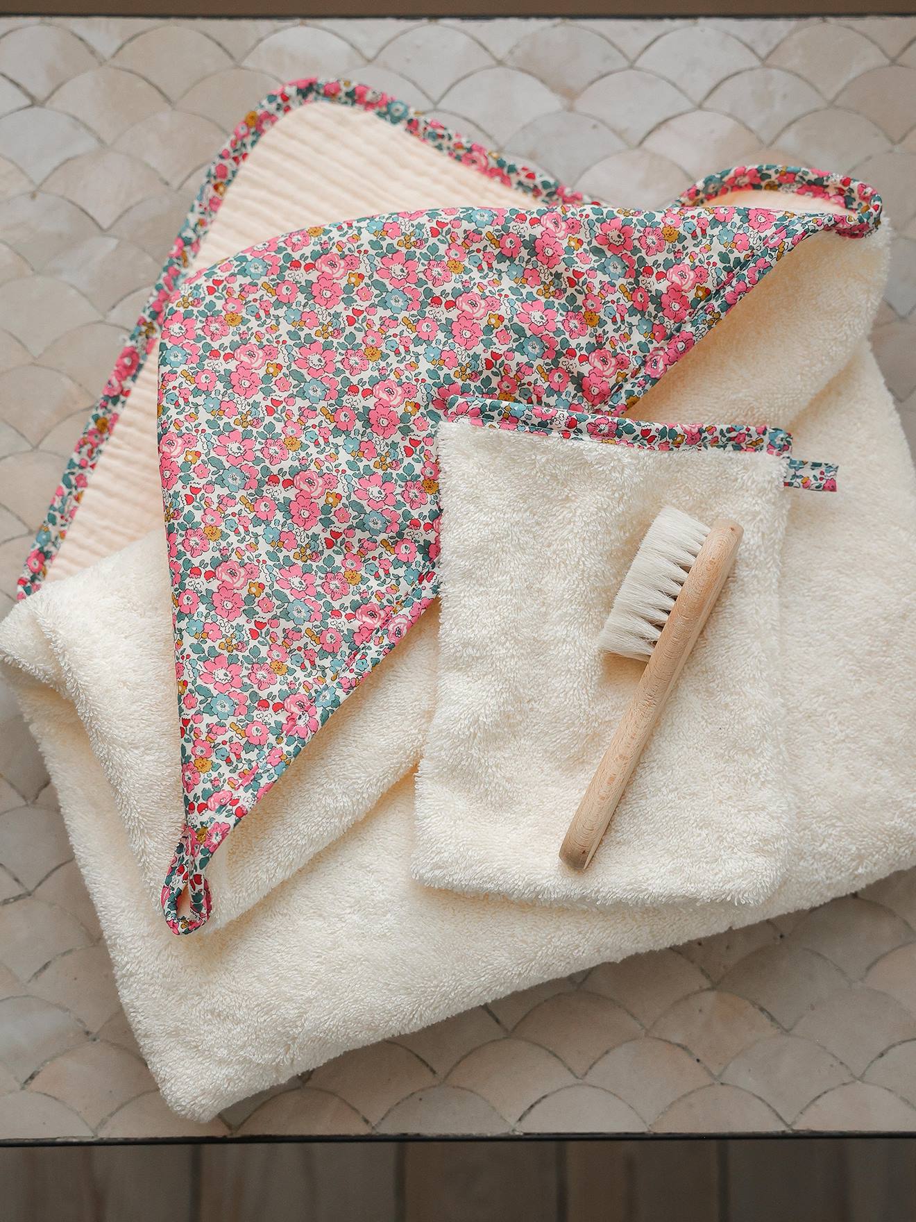 Coffret cadeau : cape de bain réversible tissu Liberty et gant blanc (Envie De Fraise) - Image 1