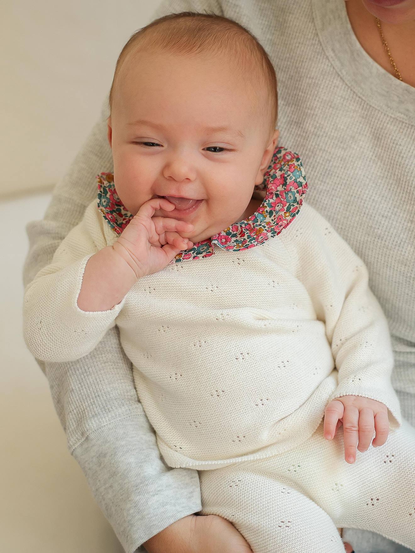 Ensemble 2 pièces naissance en tricot, détail tissu Liberty ENVIE DE FRAISE écru