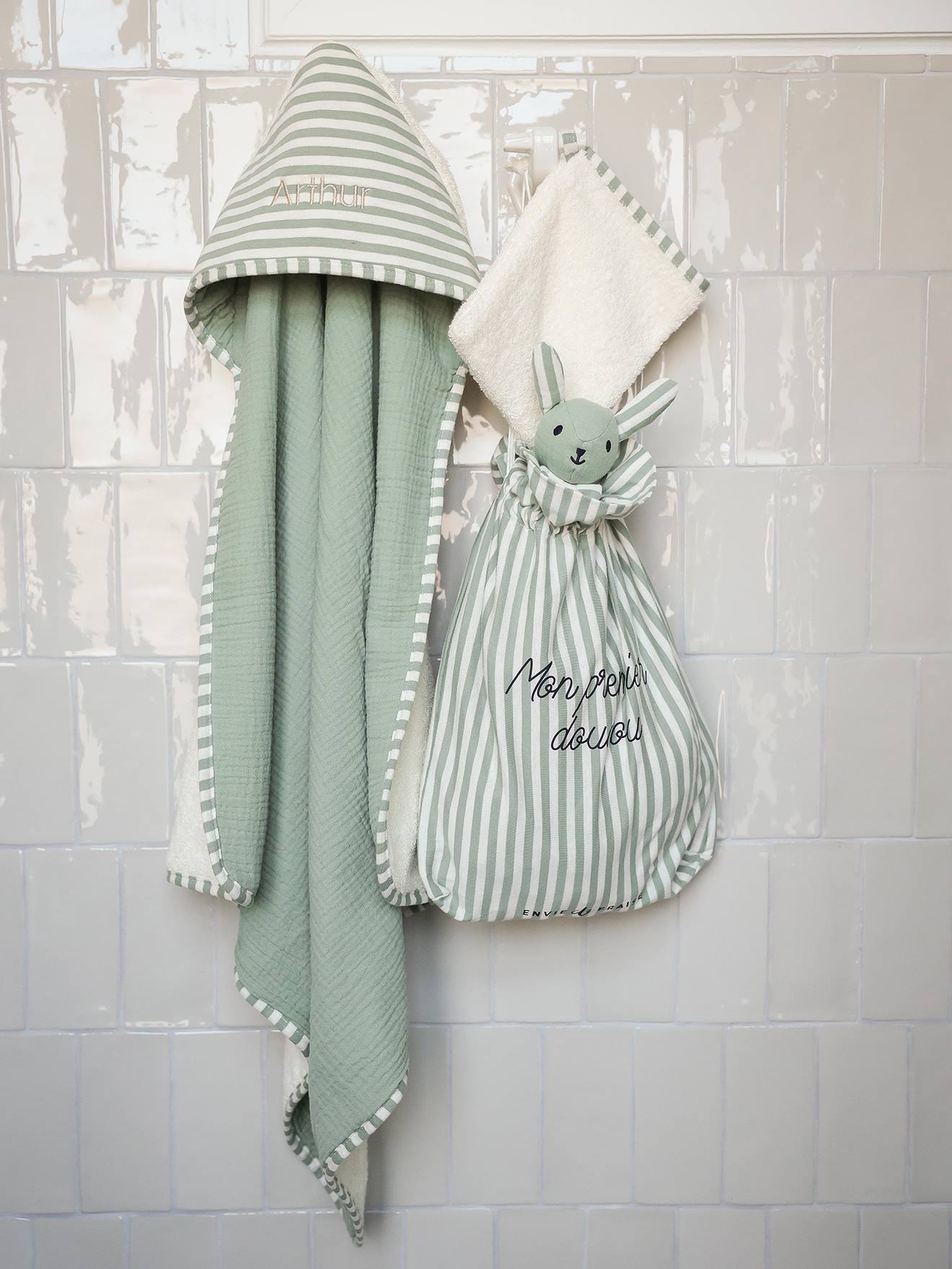 Coffret cadeau naissance cape de bain réversible personnalisable et gant vert sauge (Envie De Fraise) - Image 1