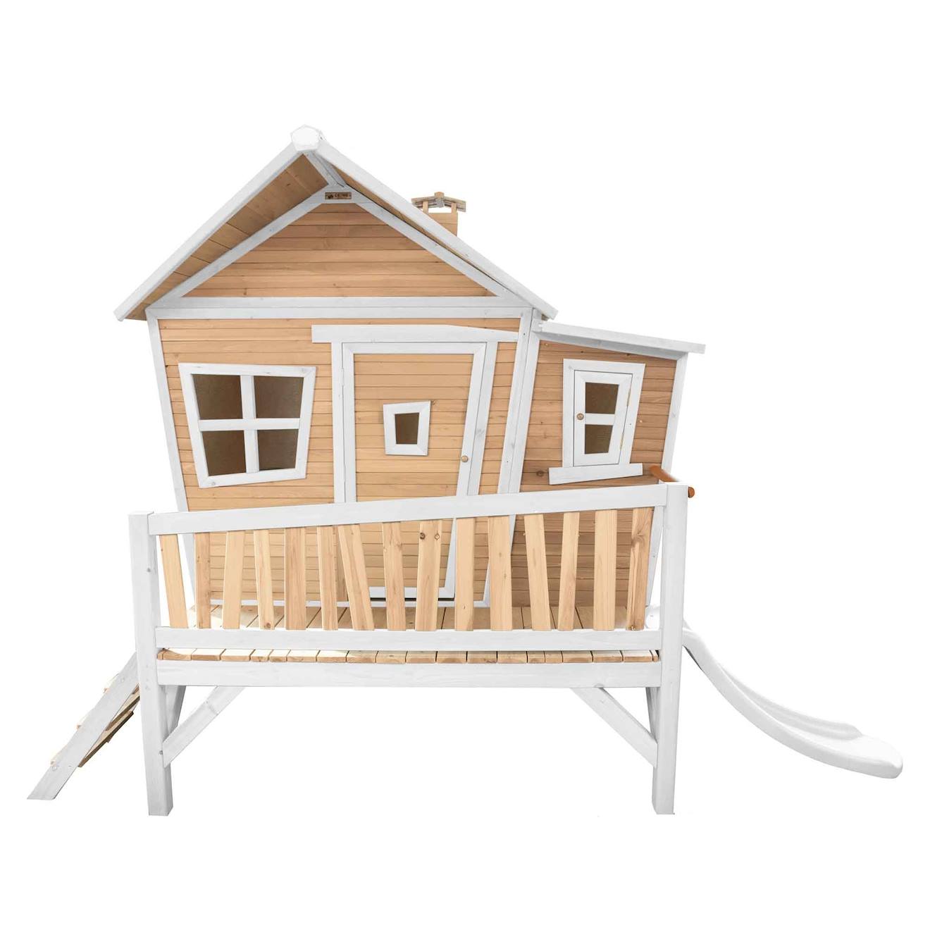 Cabane Asymétrique En Bois Sur Pilotis Avec Toboggan Blanc