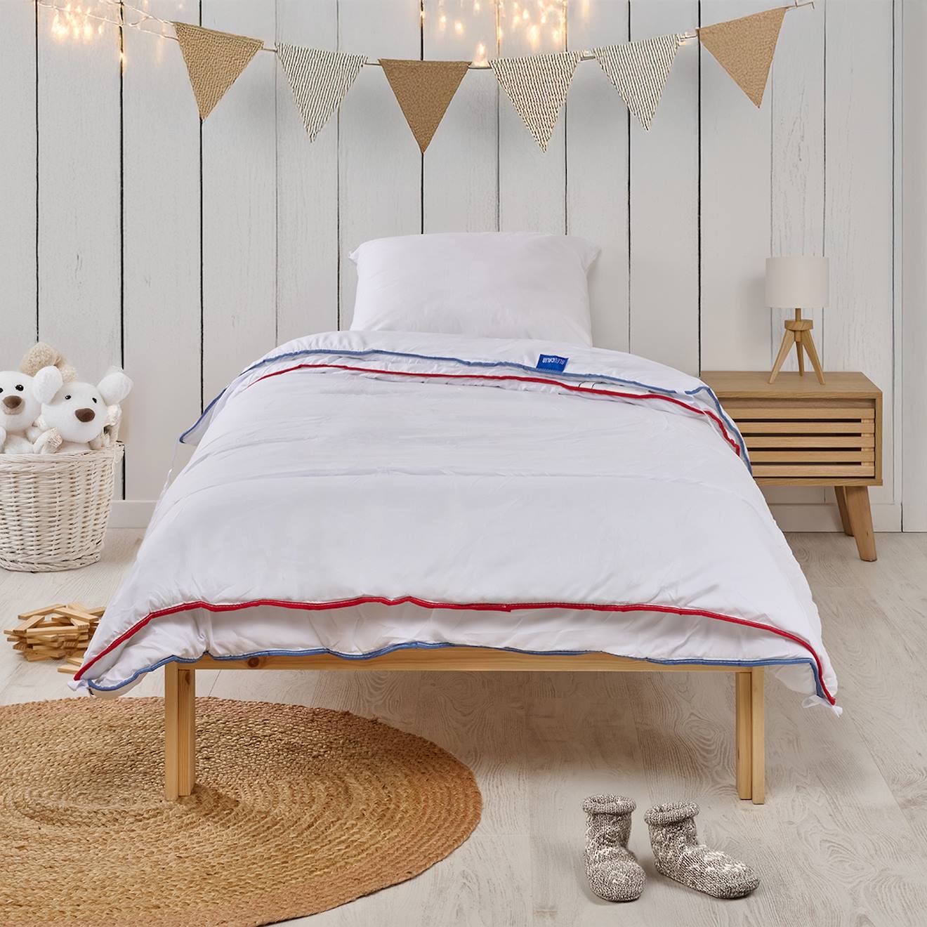 Bleu Calin - Couette Enfant 4 Saisons Anti-acariens Sanitized Blanc