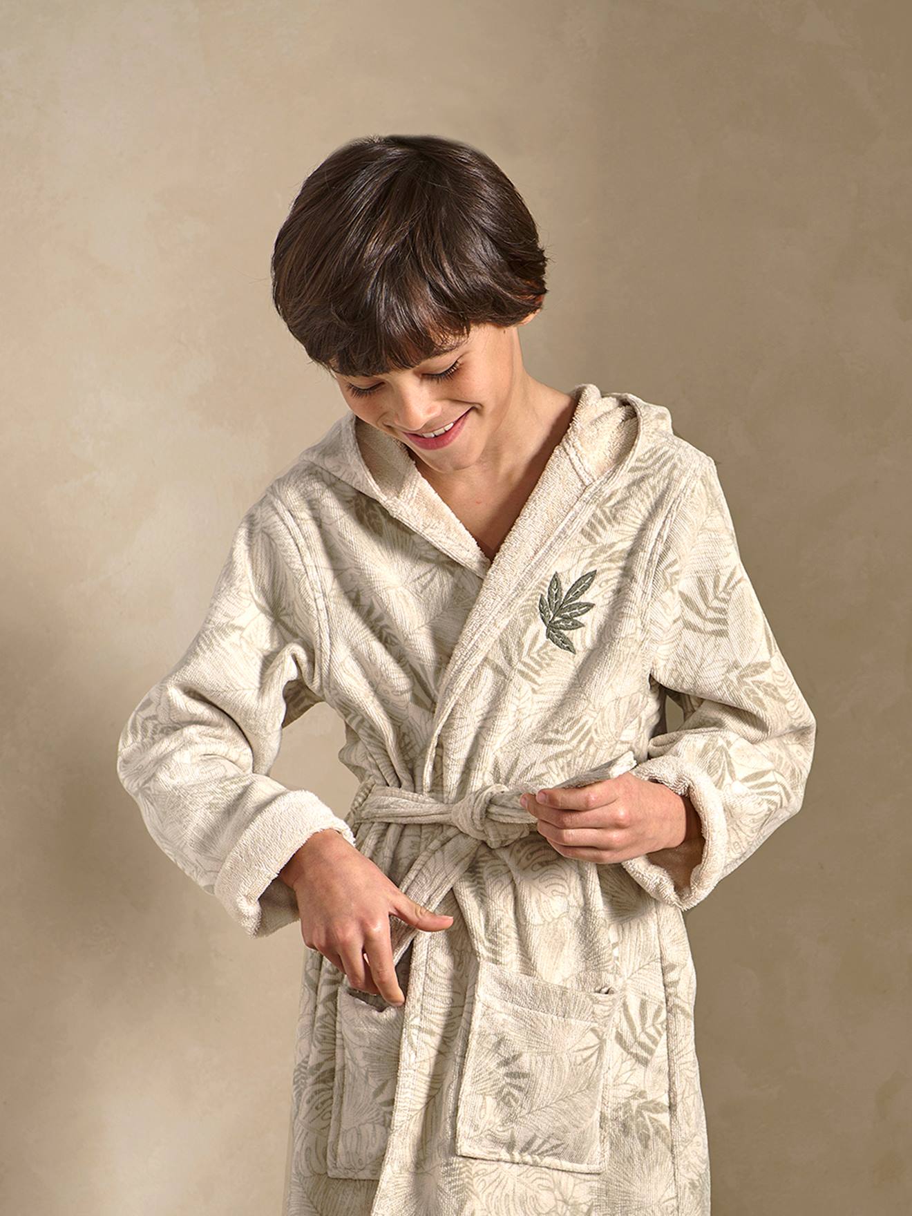 Peignoir de bain enfant personnalisable GREEN JUNGLE, avec coton recyclé vert imprimé