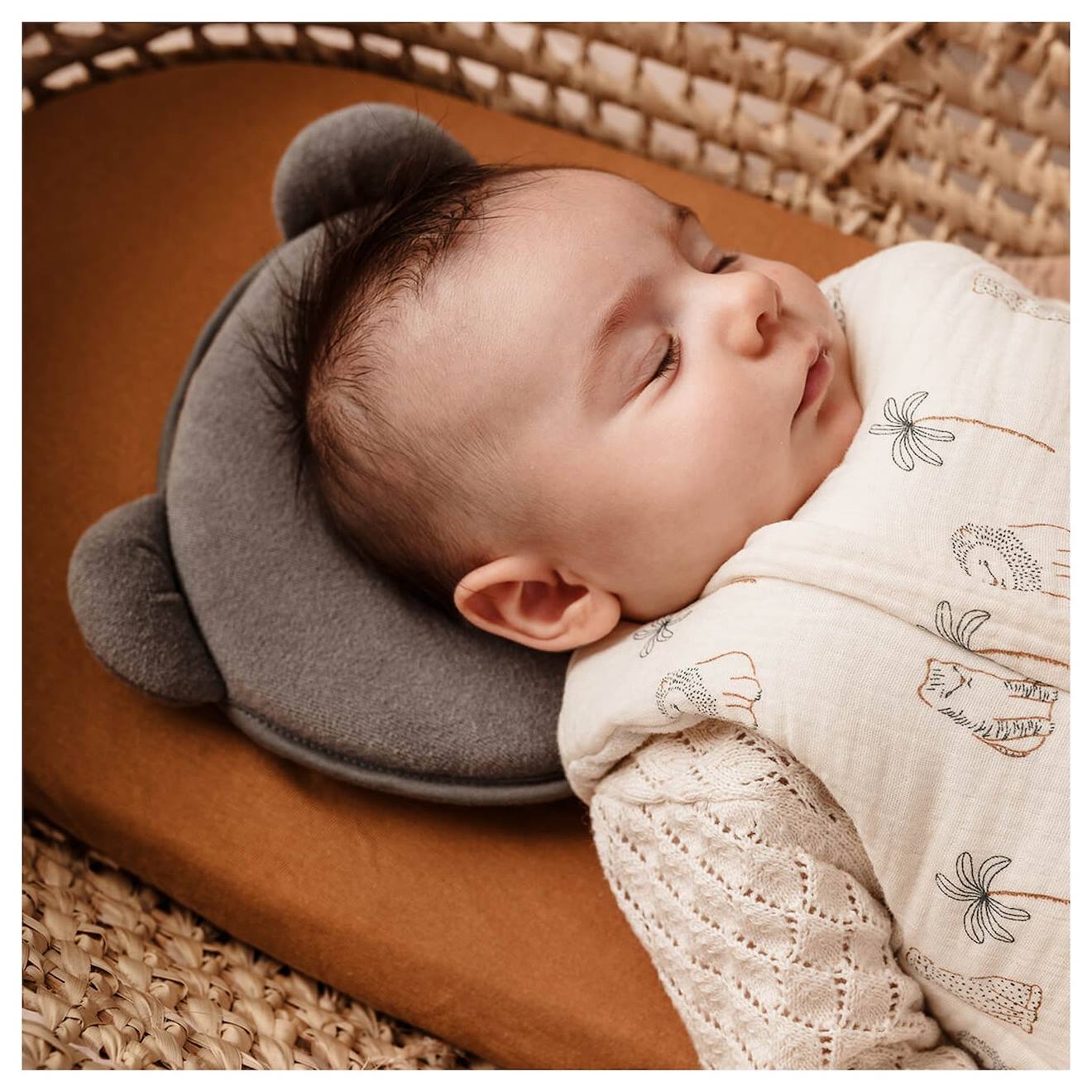 Coussin Cale Tête Bébé P'tit Panda Gris Foncé (Candide) - Image 3