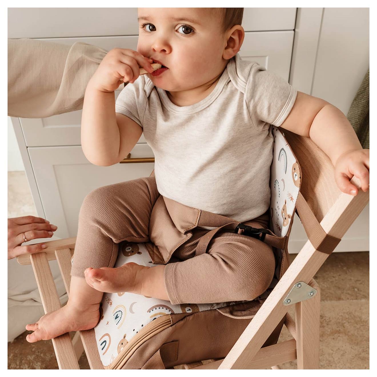 Rehausseur De Chaise Bébé Nomade En Tissu Camel (Tineo) - Image 1