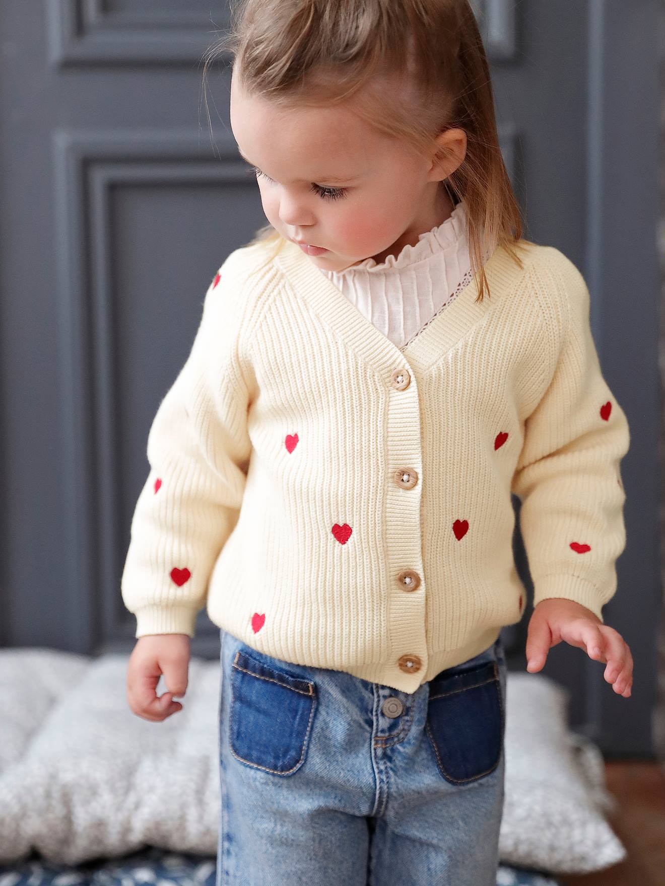 Gilet brodé col V bébé en côtes anglaises écru