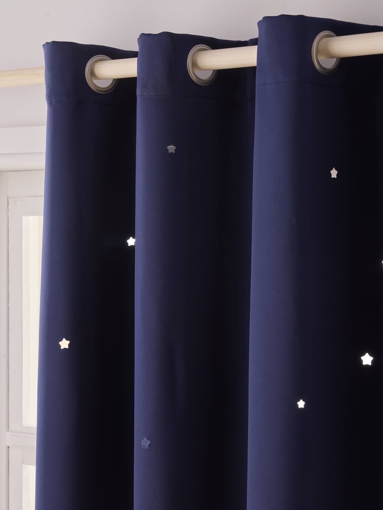 Rideau à oeillets occultant et motifs perforés marine / étoiles (Vertbaudet) - Image 1