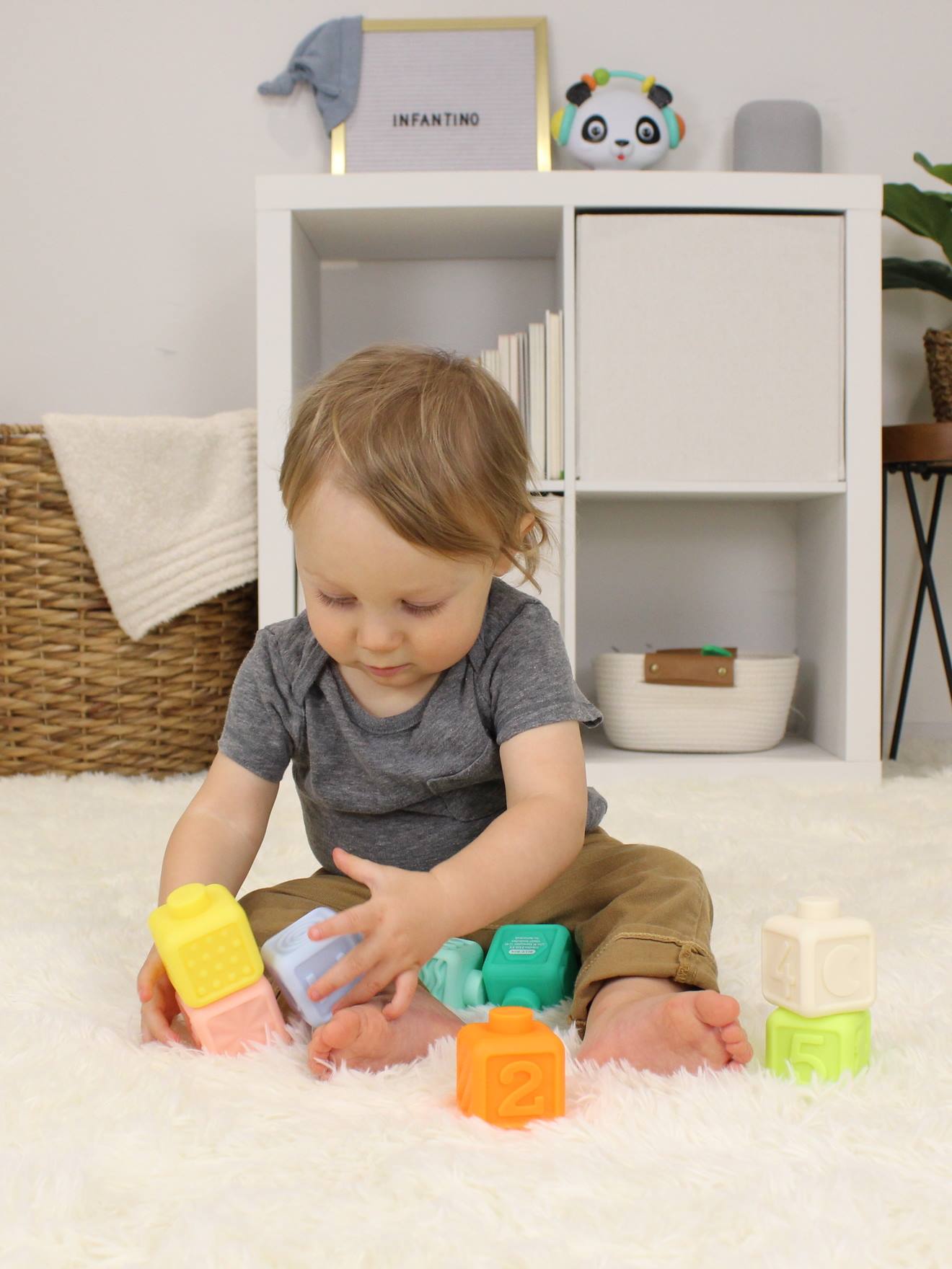 8 cubes empilables multicolore