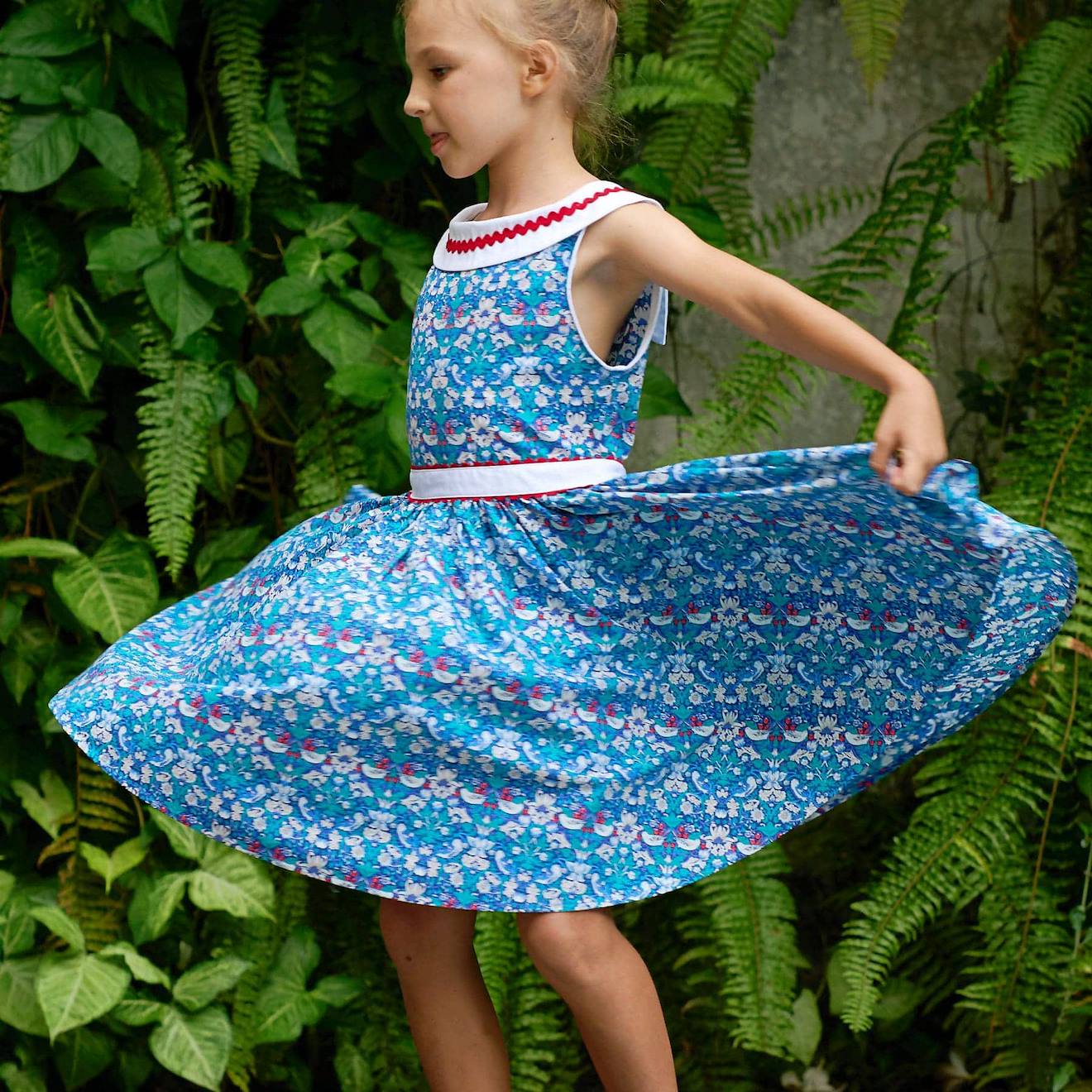 Robe Cérémonie Fleurie Col Bateau Hepburn Bleu Foncé Rouge