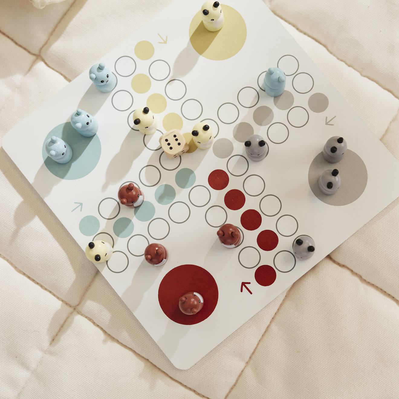 Jeu De Petits Chevaux En Bois Edvin Blanc, Rouge, Bleu (Kids Concept) - Image 1