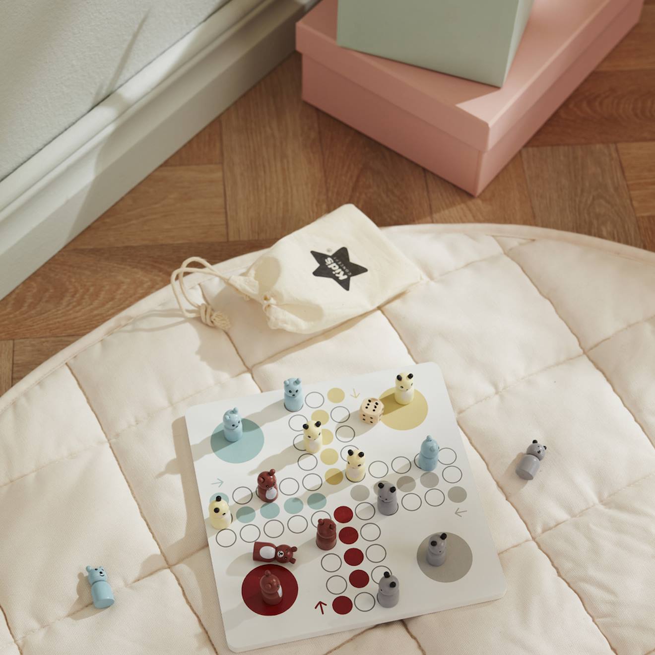 Jeu De Petits Chevaux En Bois Edvin Blanc, Rouge, Bleu (Kids Concept) - Image 2