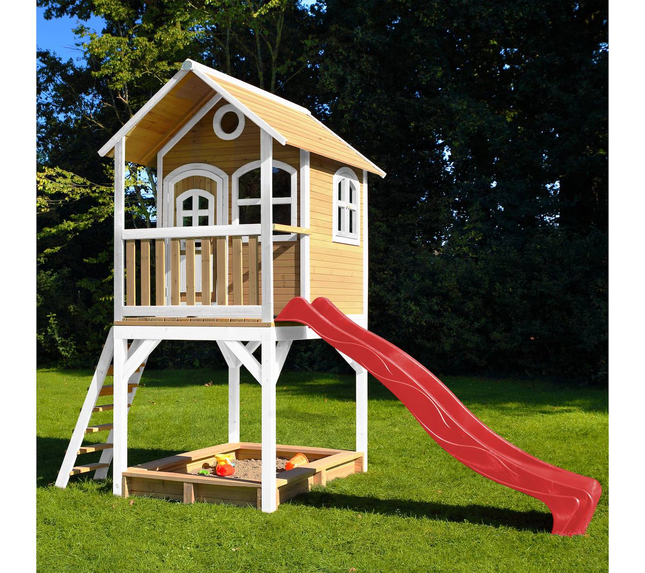 Cabane Sur Pilotis En Bois Avec Toboggan Et Bac À Sable Rouge