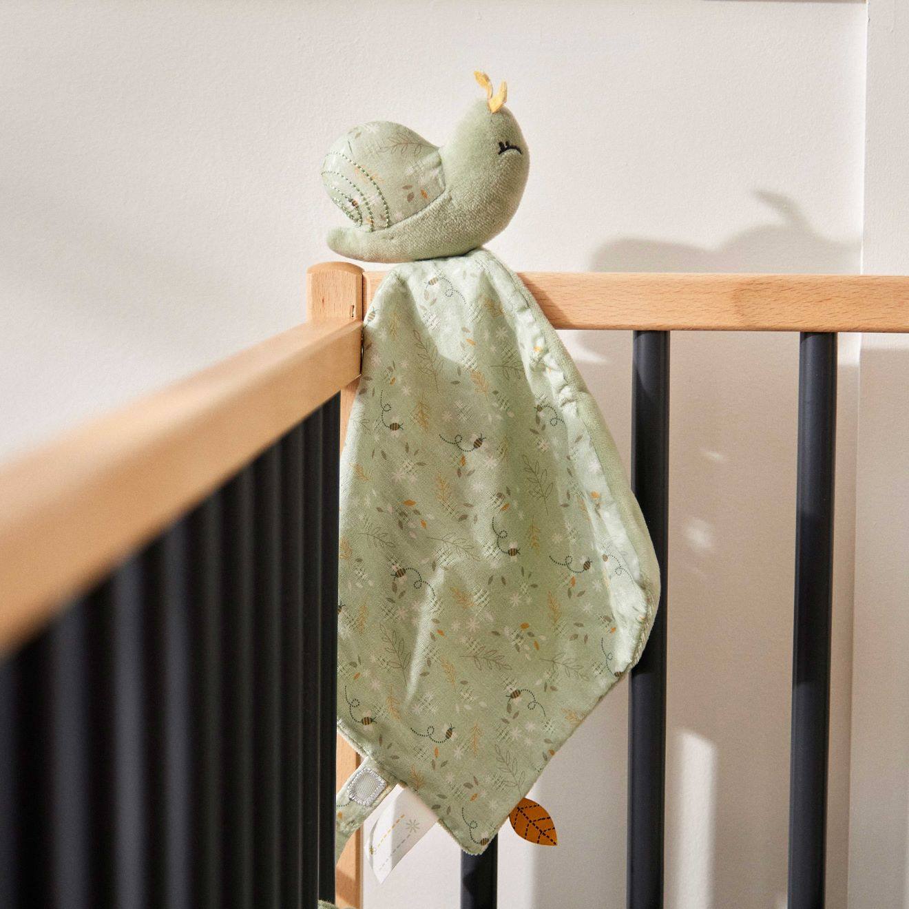 Doudou Bébé Avec Attache Barreaux – Doux Et Réconfortant Promenade Bucolique Vert