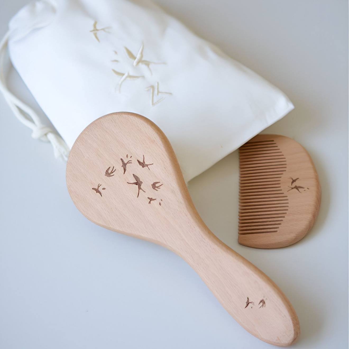 Ensemble Brosse Et Peigne Bébé Hirondelles Bois (Zakuw) - Image 1