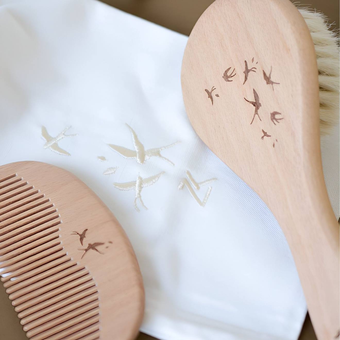 Ensemble Brosse Et Peigne Bébé Hirondelles Bois (Zakuw) - Image 2