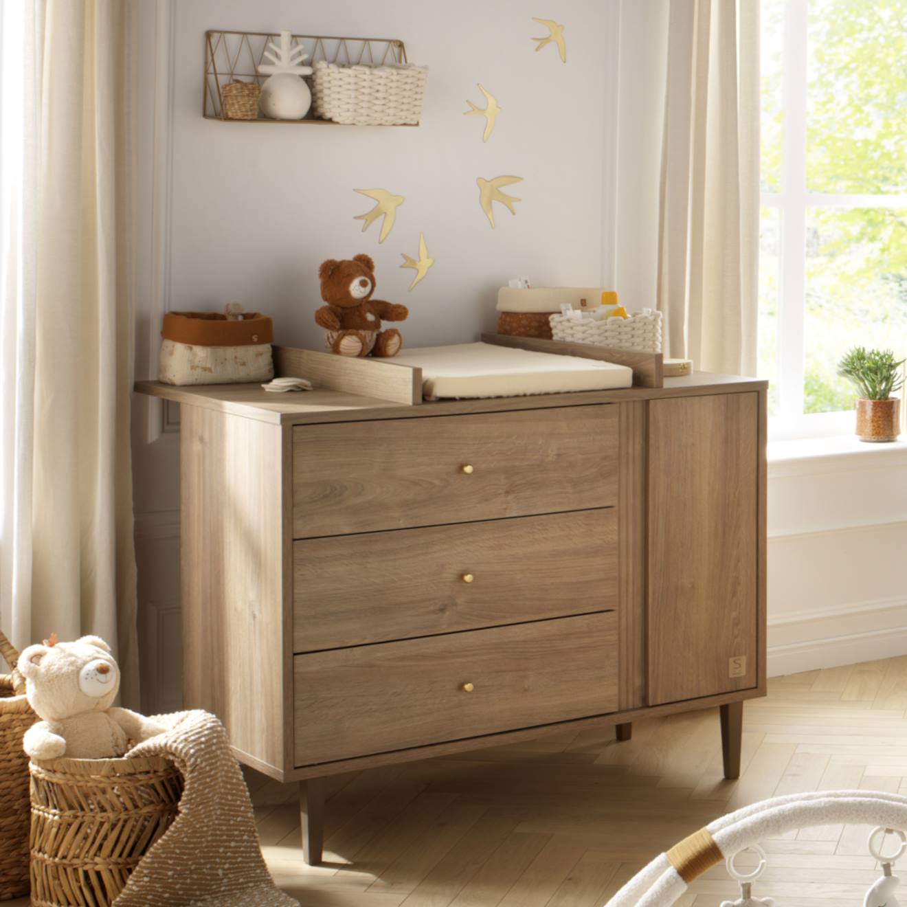 Commode 3 Tiroirs Et 1 Porte Avec Détail Imitation Bois Texturé Et Pieds Bois - Mokka Marron
