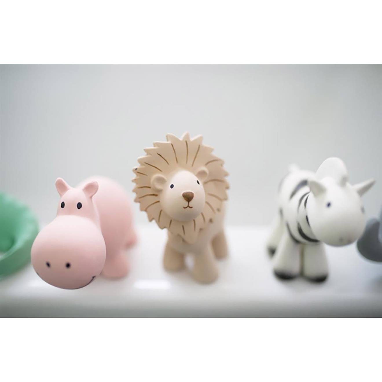 Lion En Caoutchouc Naturel Beige (Tikiri) - Image 2
