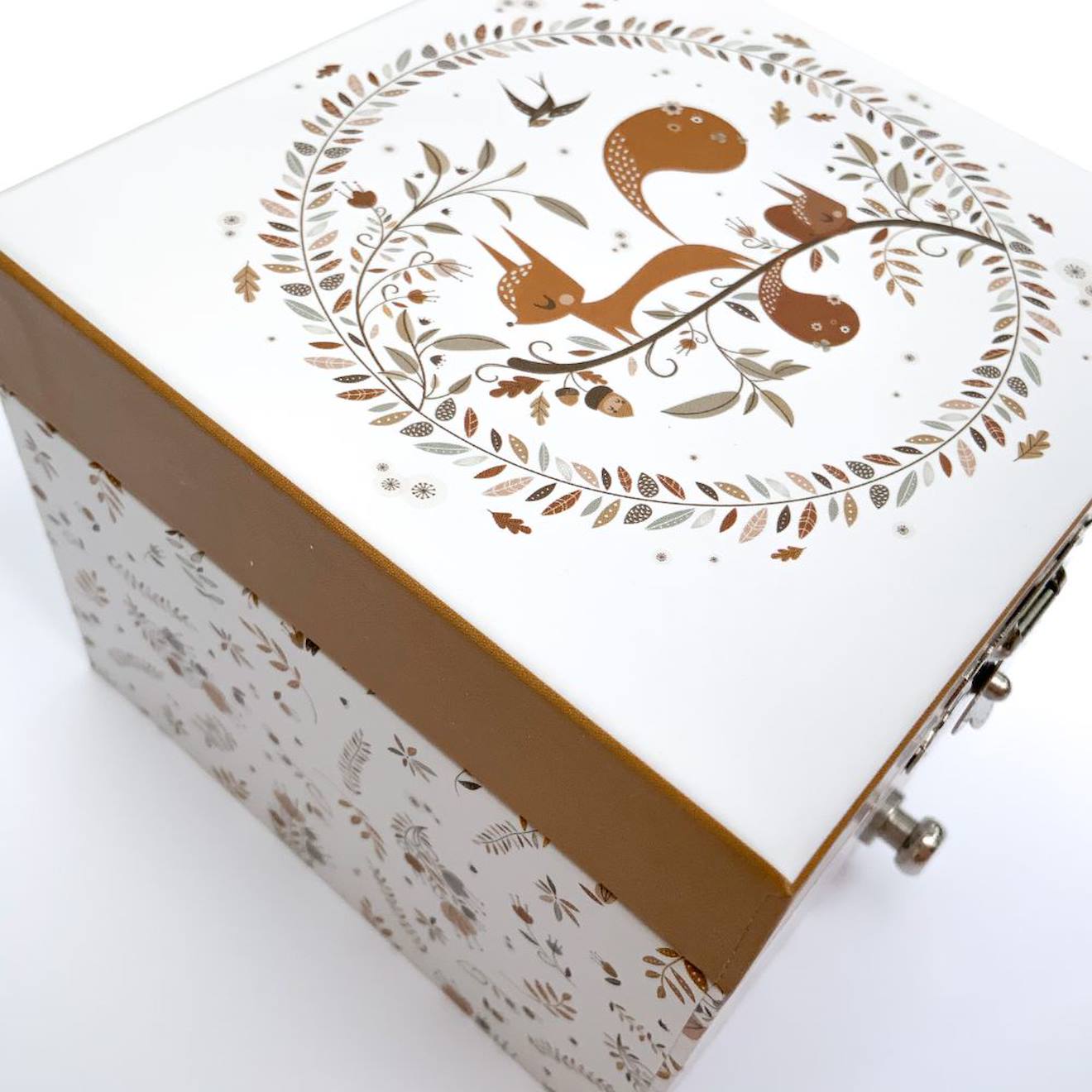 Boîte À Musique Cube Écureuil Dans La Prairie Lutin Petit Pois Beige, Marron, Vert (Trousselier) - Image 1